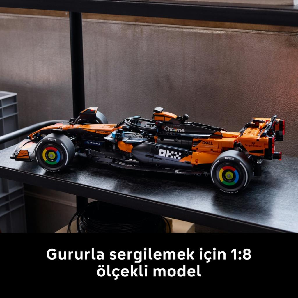 Turuncu ve siyah Lego Formula 1 yarış arabası bir rafta sergileniyor.