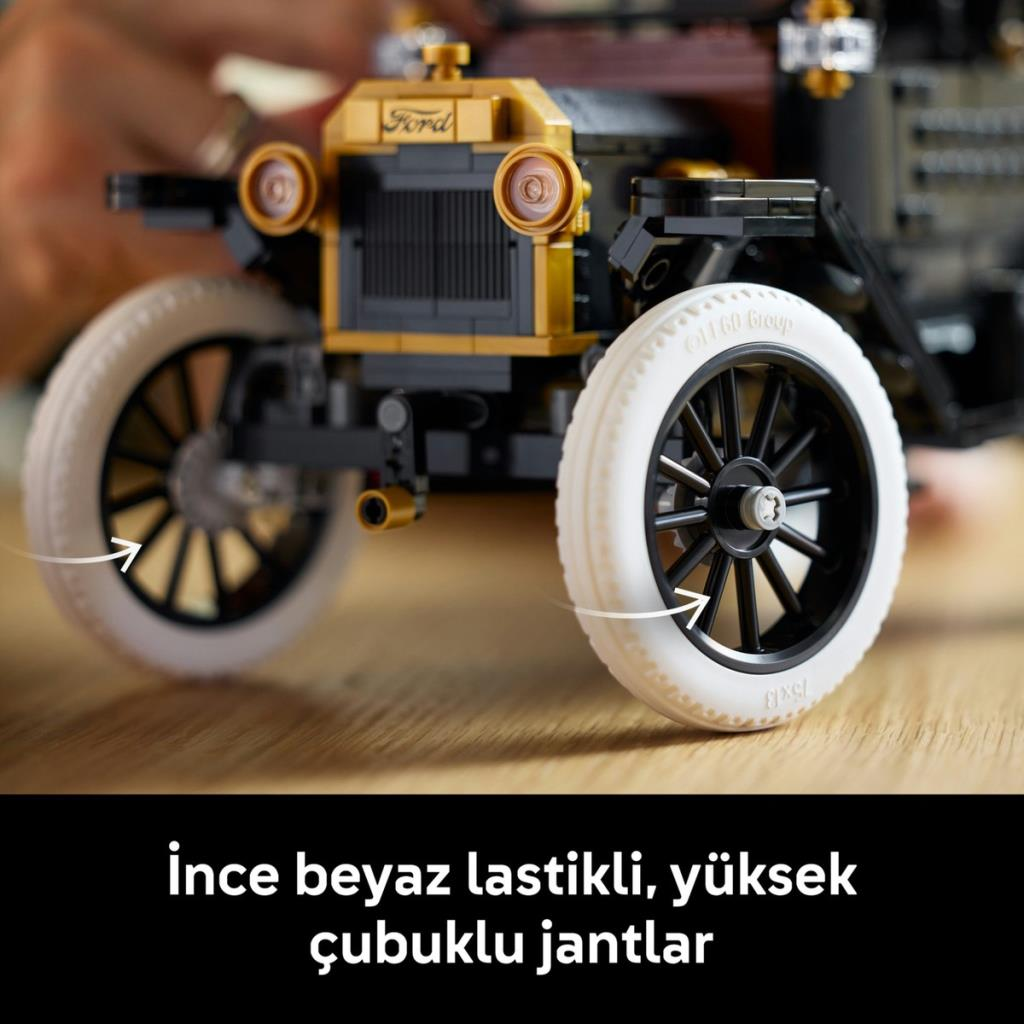 Model zabytkowego Forda z białymi oponami i czarnymi kołami szprychowymi.