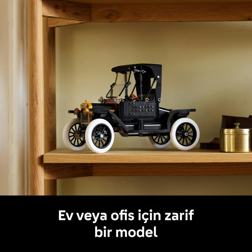 Beyaz lastikli siyah model araba rafta duruyor.