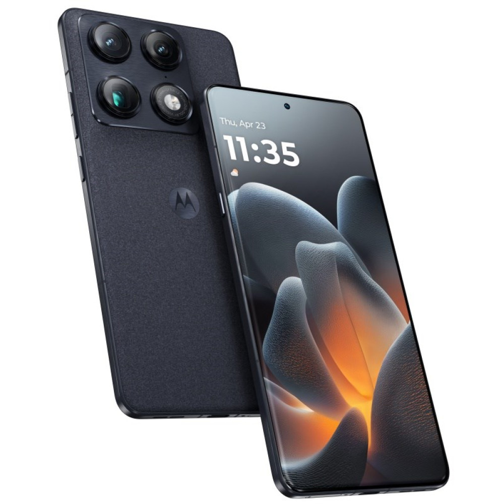 Pokazano ciemnoszary telefon Motorola z poczwórnym aparatem i teksturowanym tyłem.