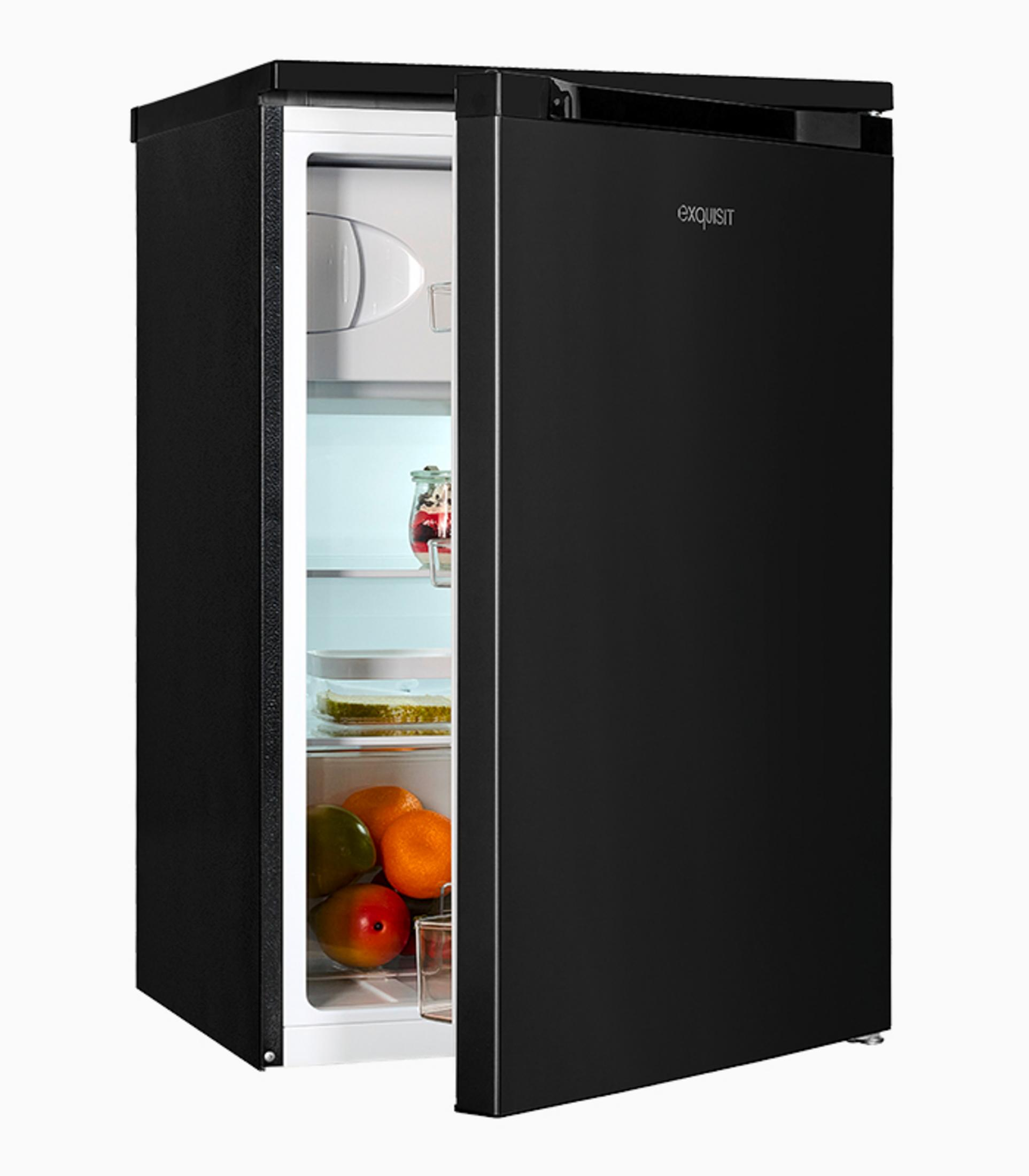 Kleine zwarte koelkast met open deur, gevuld met fruit en een pot.