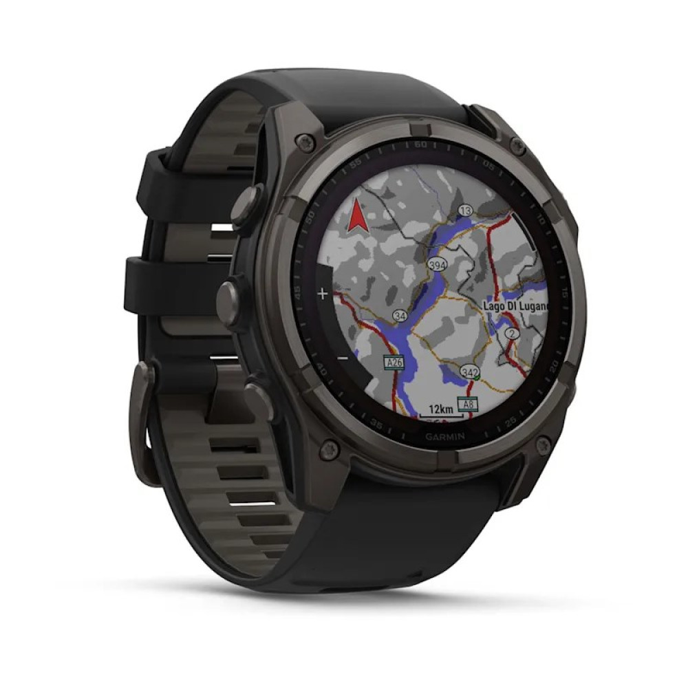 Czarny smartwatch Garmin wyświetlający mapę jeziora Lugano.