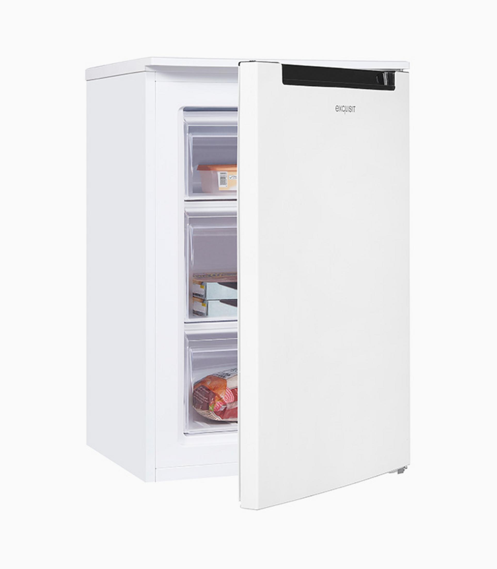 Ein weißer Kühlschrank mit geöffneter Tür und gefrorenen Lebensmitteln in Schubladen.