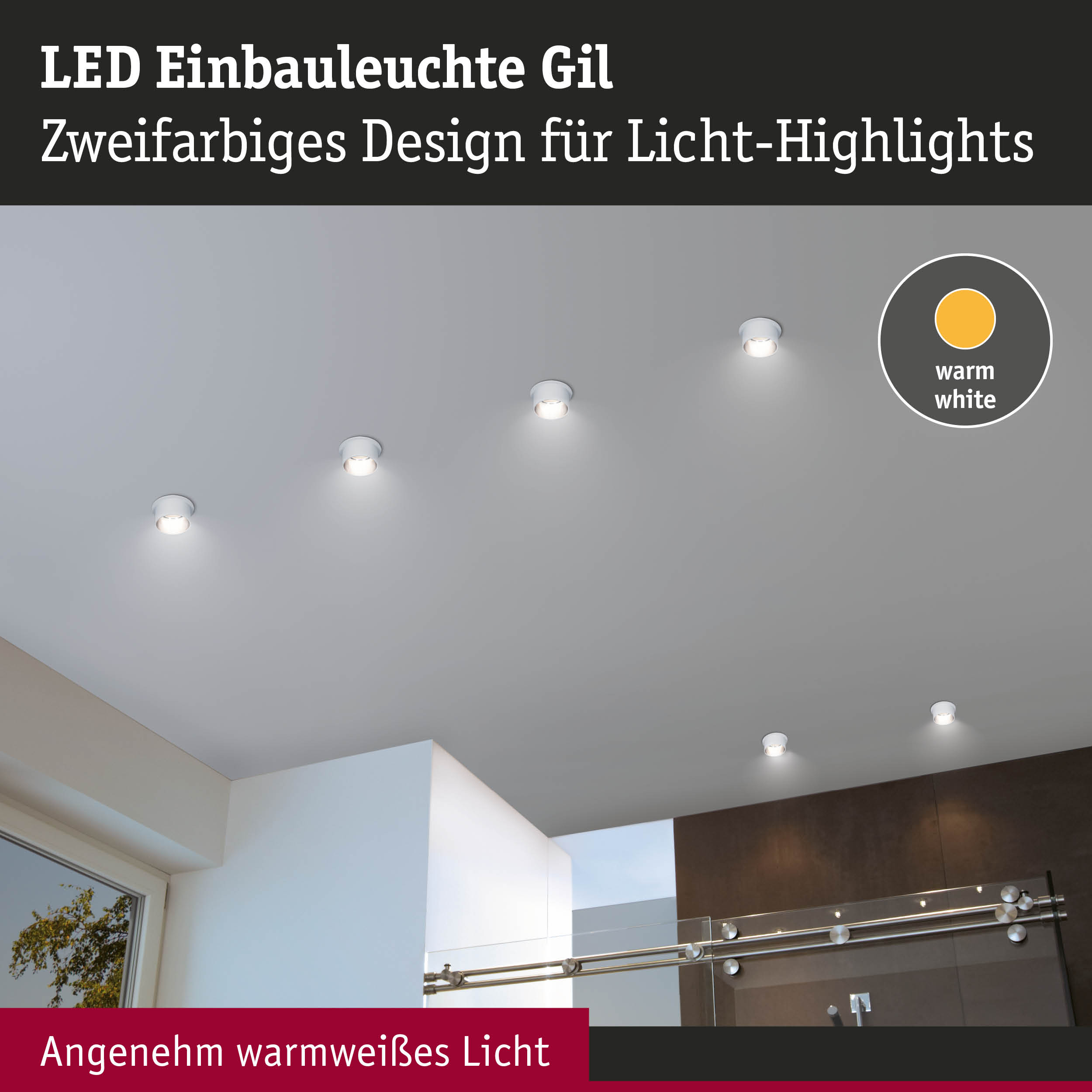 Faretti da incasso bianchi illuminano soffitto, finestra e zona doccia.