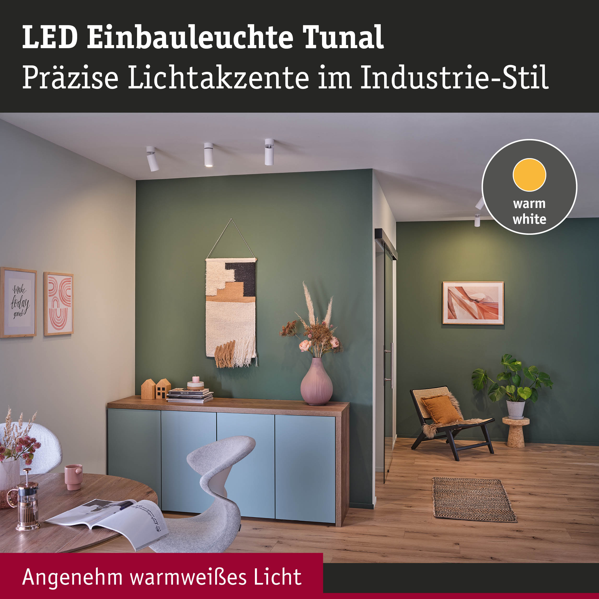 Moderne Wohnzimmer-Ecke mit zwei Wandbildern, Sideboard, Sessel und Pflanze.