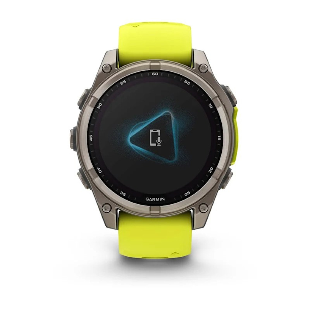 Szary smartwatch z żółtym paskiem i ikoną mikrofonu na ekranie.
