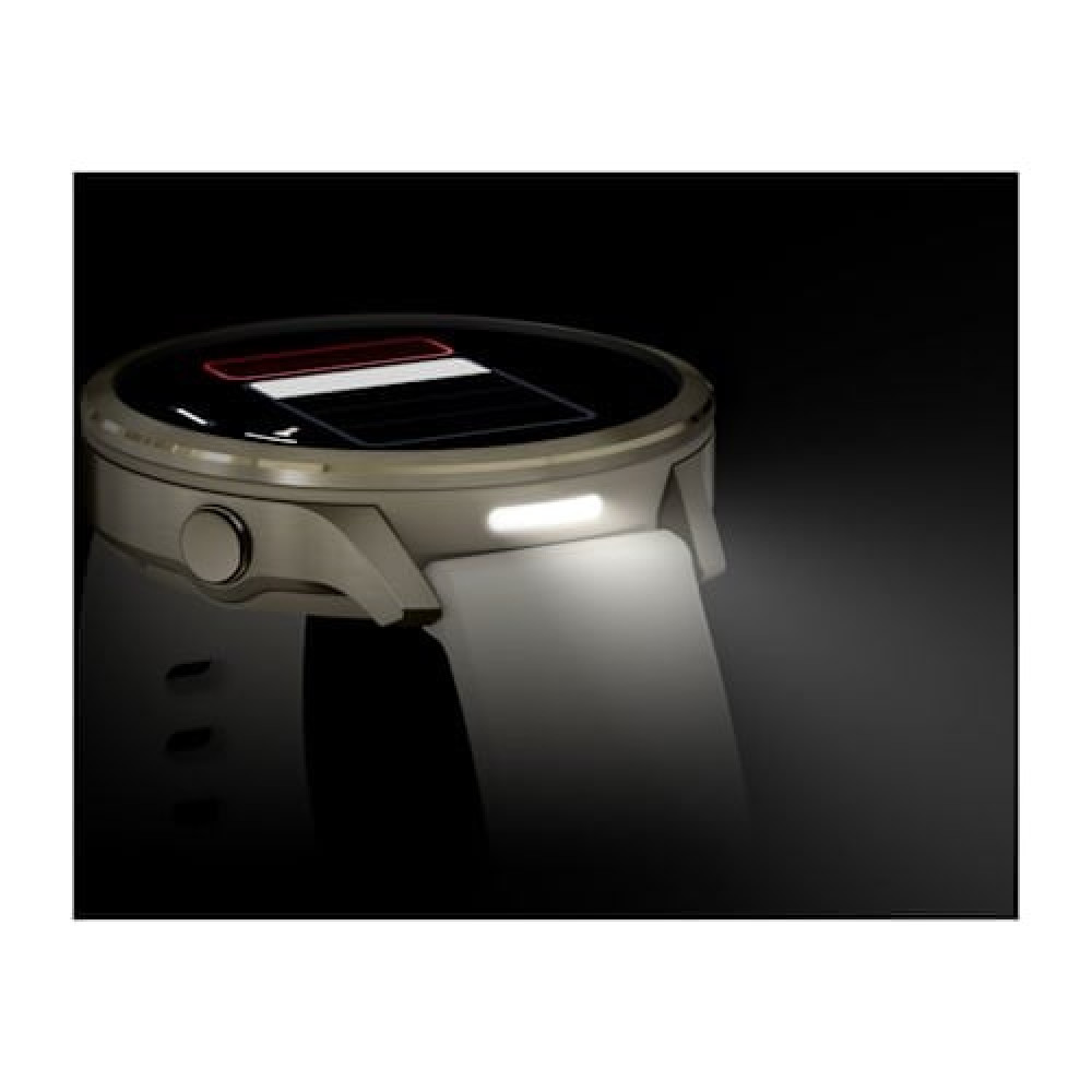 Eine goldene Smartwatch mit hellem Armband und leuchtender Anzeige.