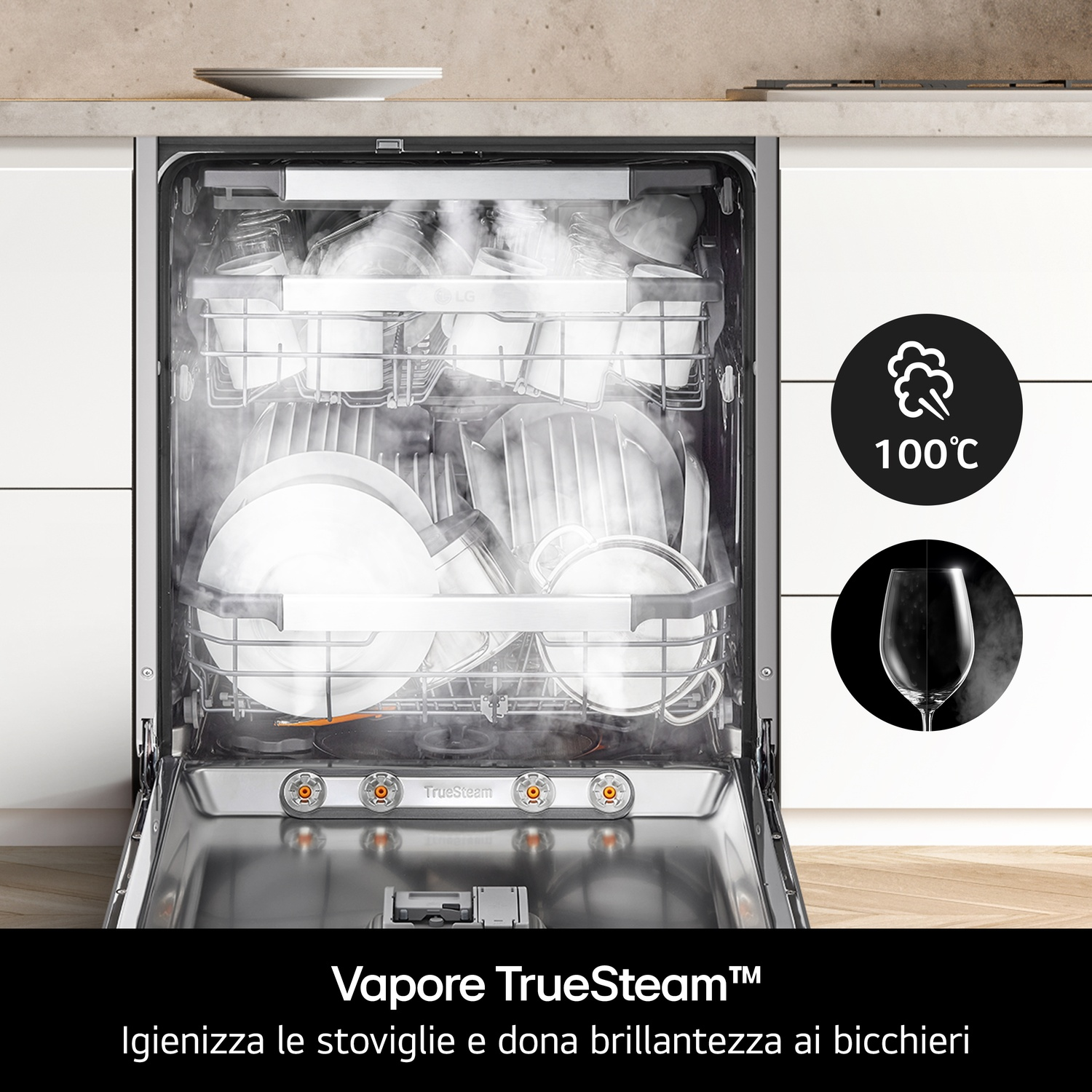 Una lavastoviglie aperta con vapore a 100°C e un bicchiere pulito.