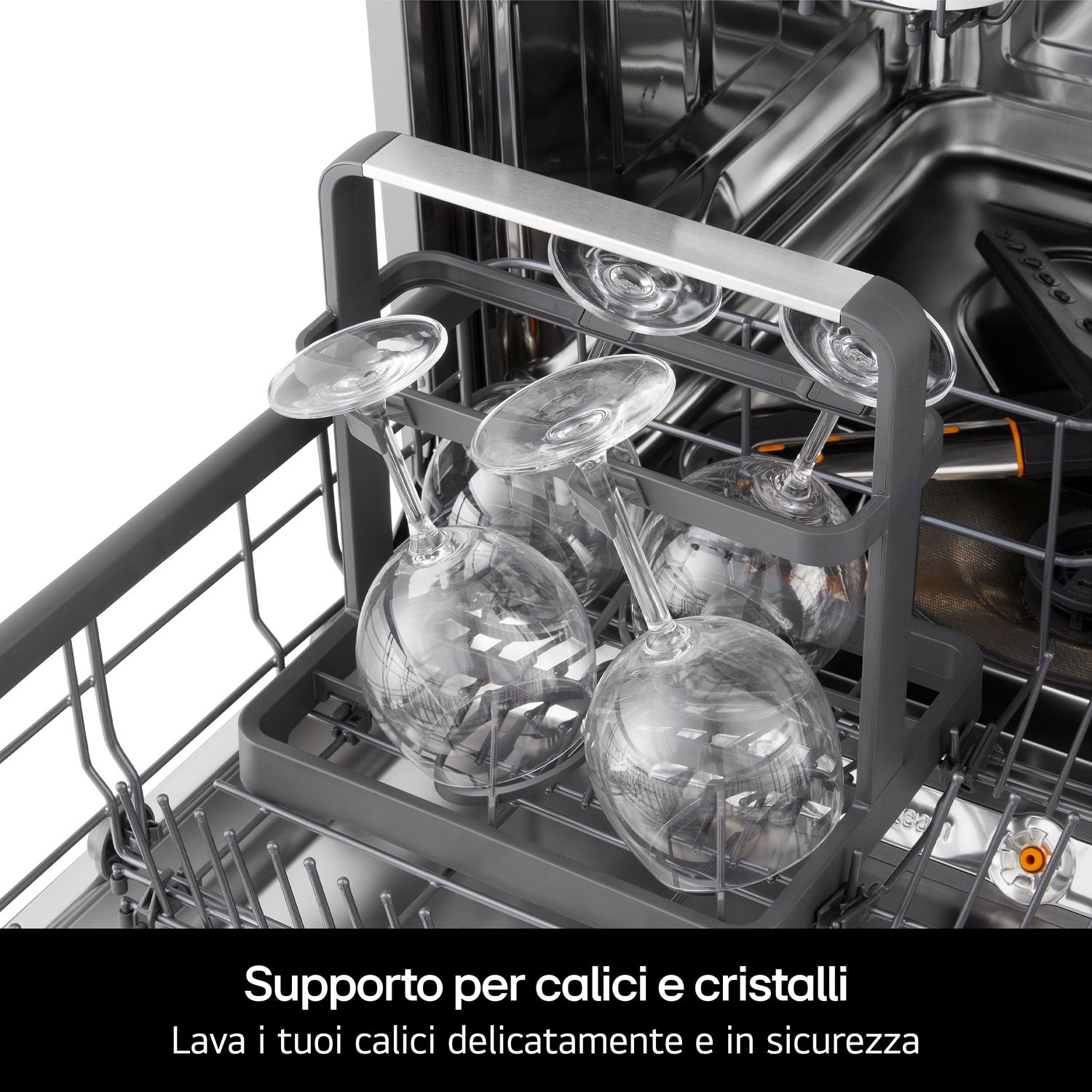 Bicchieri da vino in un cestello per lavastoviglie, per oggetti delicati.