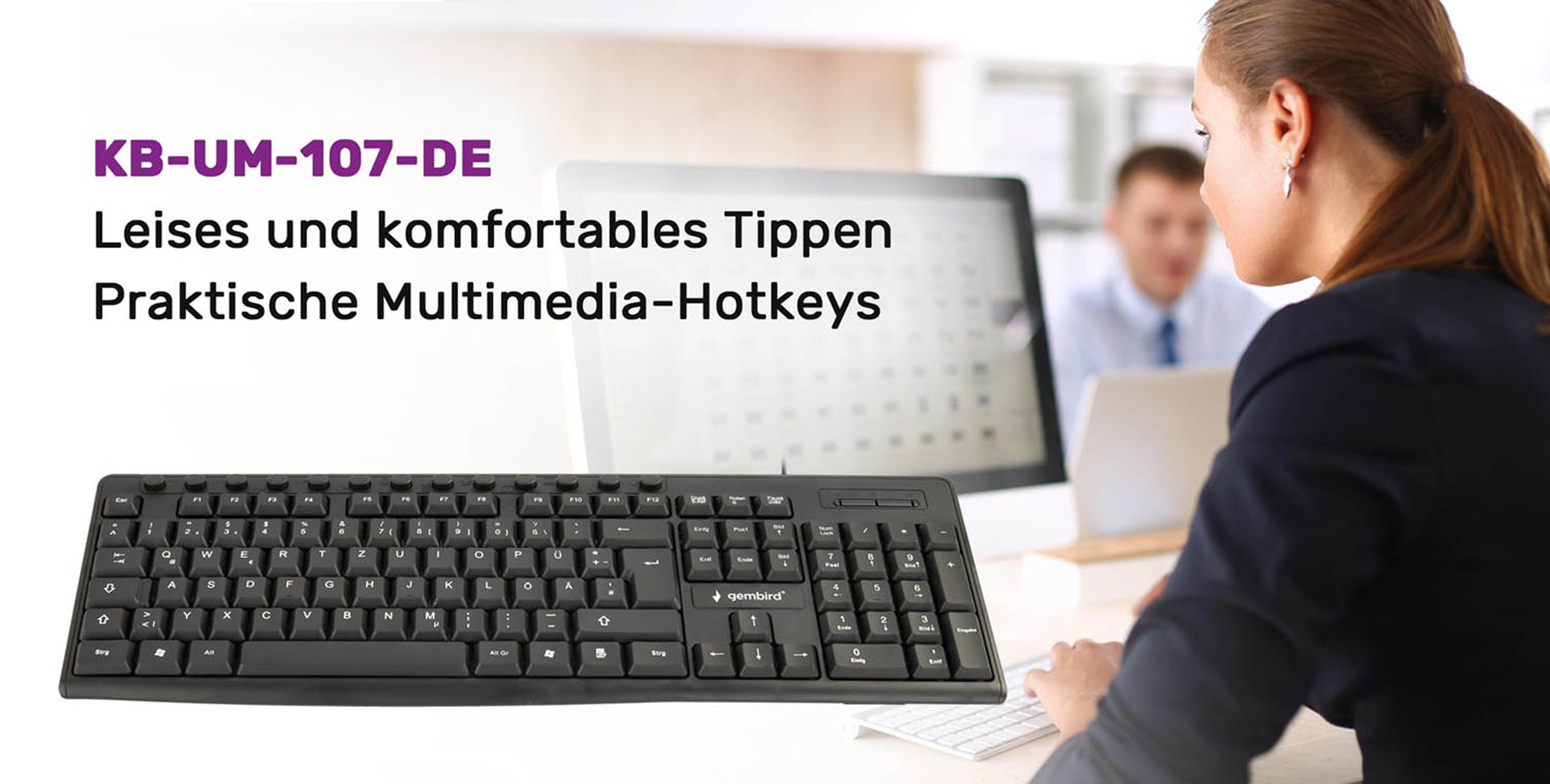 Schwarze Tastatur mit deutschen Tasten, im Büro.