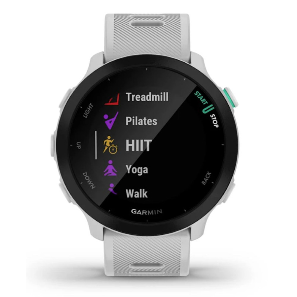 Biały smartwatch Garmin wyświetla opcje ćwiczeń: Bieżnia, Pilates, HIIT, Joga, Spacer.