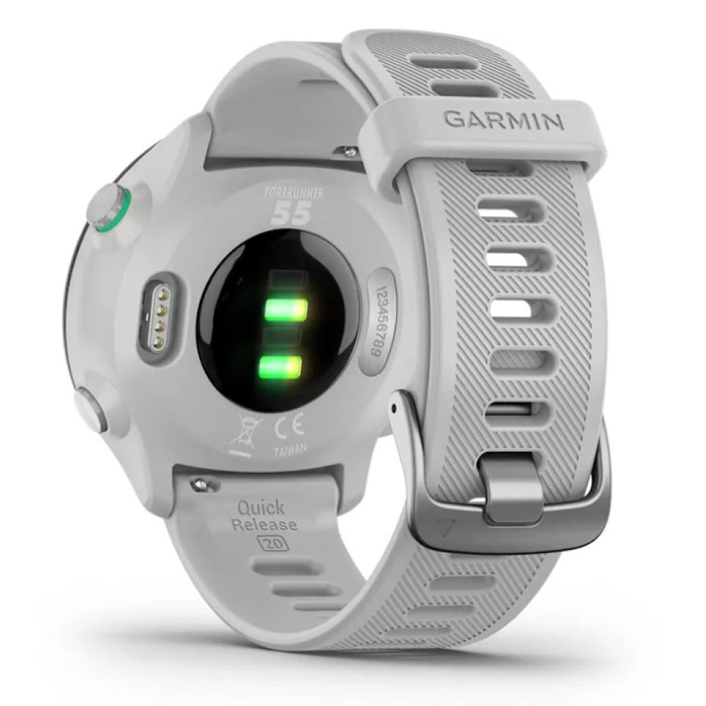 Biały tył zegarka Garmin Forerunner 55. Czujniki tętna świecą na zielono.