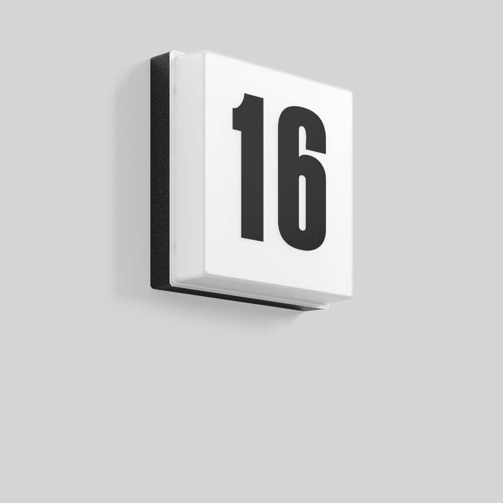 Ein weißes quadratisches Schild mit der Zahl 16 in Schwarz, an einer grauen Wand montiert.