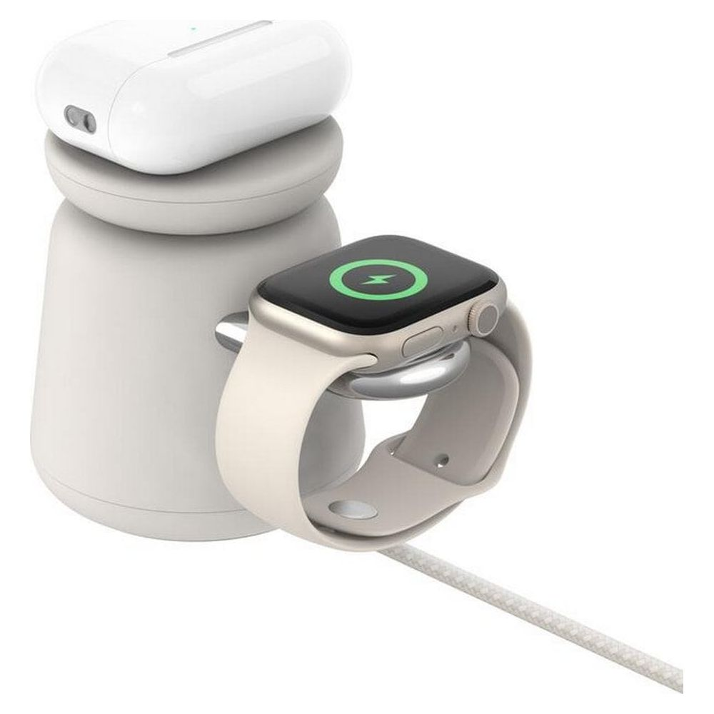 Ein weißes Ladegehäuse für Ohrhörer ruht auf einem weißen Ladegerät für eine Smartwatch.