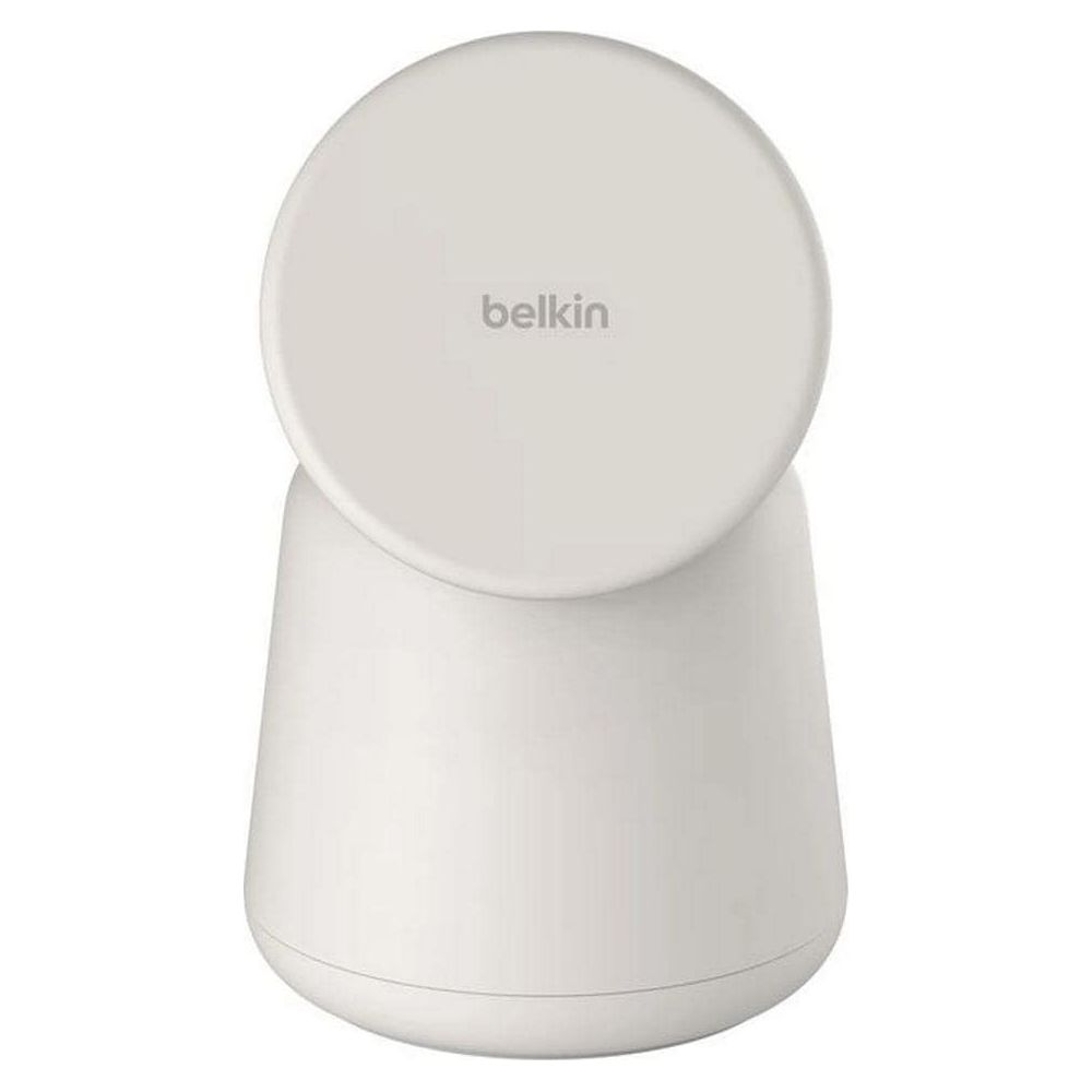 Ein weißes Ladegerät mit dem Belkin-Logo auf dem oberen Teil.
