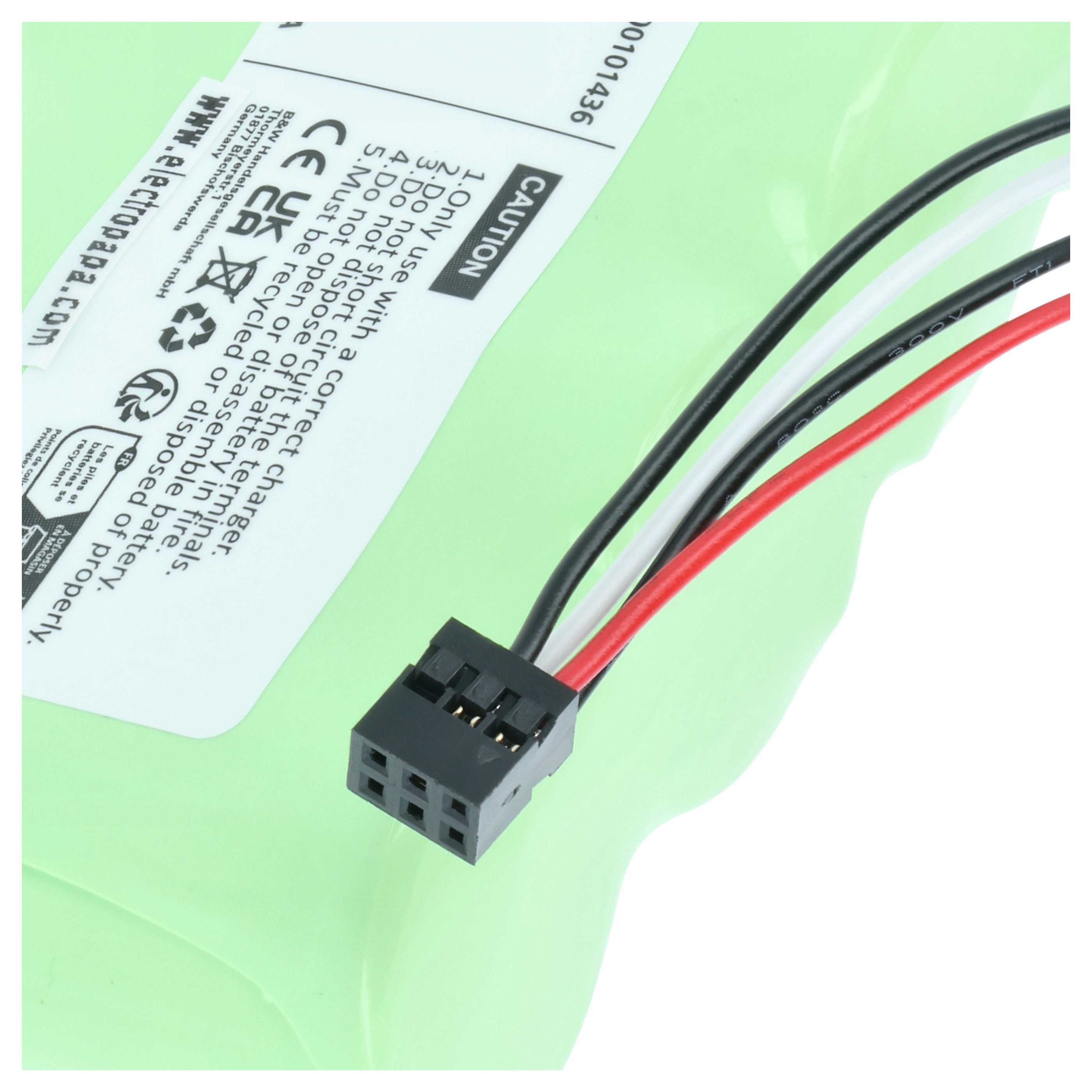Grüner Akku mit schwarzen, weißen und roten Kabeln, die an einem schwarzen Stecker enden.