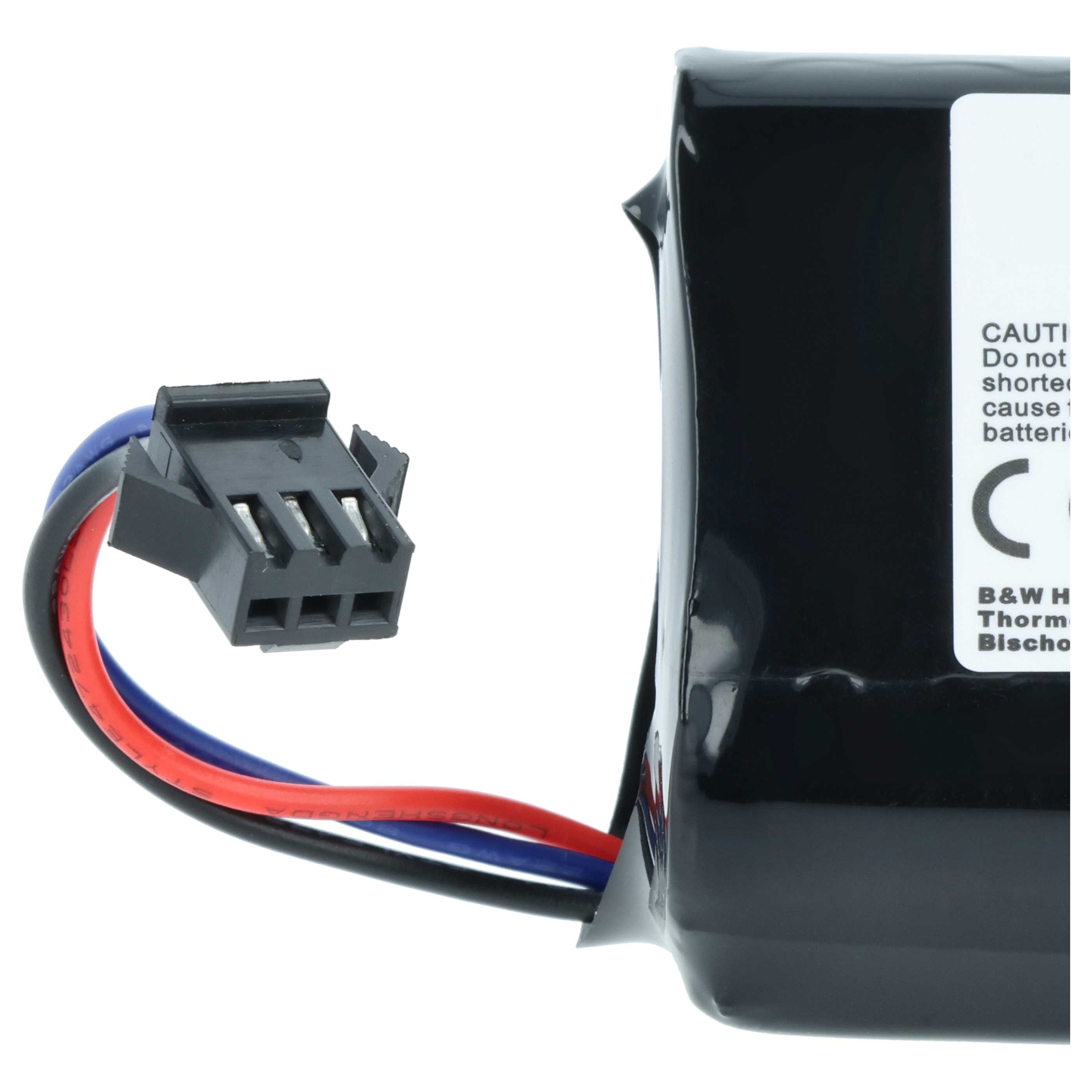 Schwarzer Akku mit Kabeln und Stecker. Beschriftung auf weißem Etikett.
