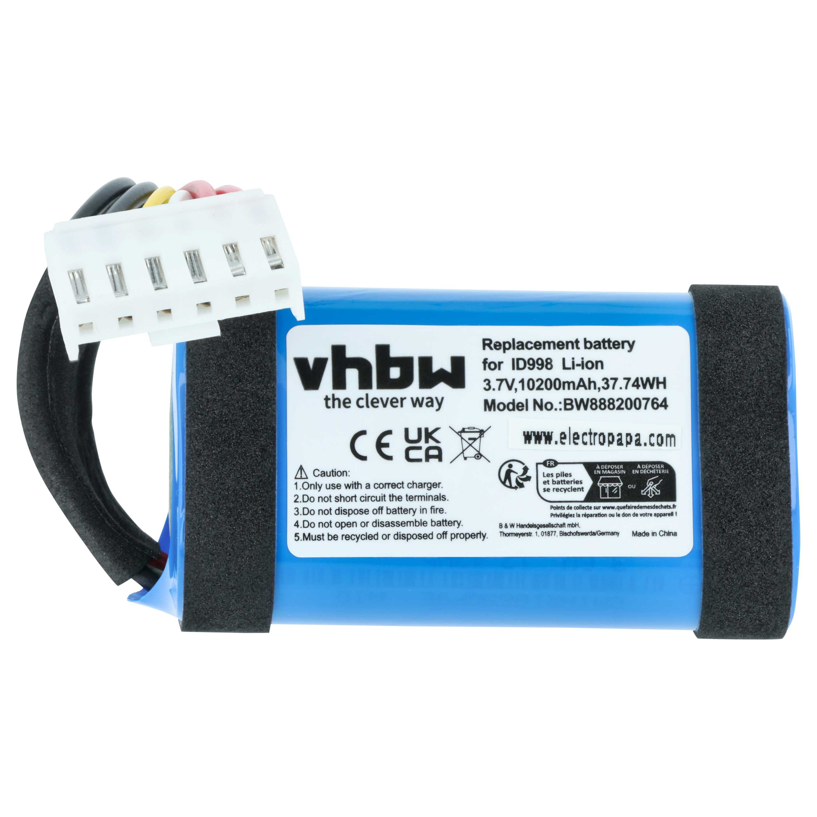 Blauer Li-Ion Akku mit Kabel und Stecker. Spezifikationen und Warnhinweise sind aufgedruckt.