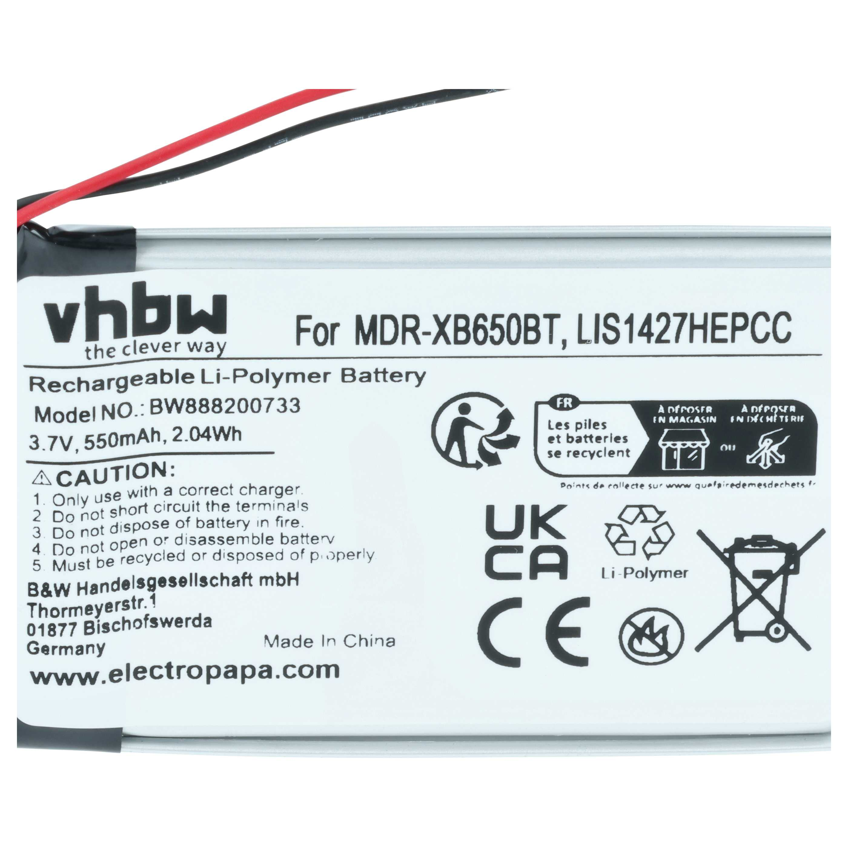 Ein Li-Polymer-Akku mit Kabeln. Modell BW888200733, 3,7V, 550mAh. Enthält Warnhinweise und Recycling-Symbole.