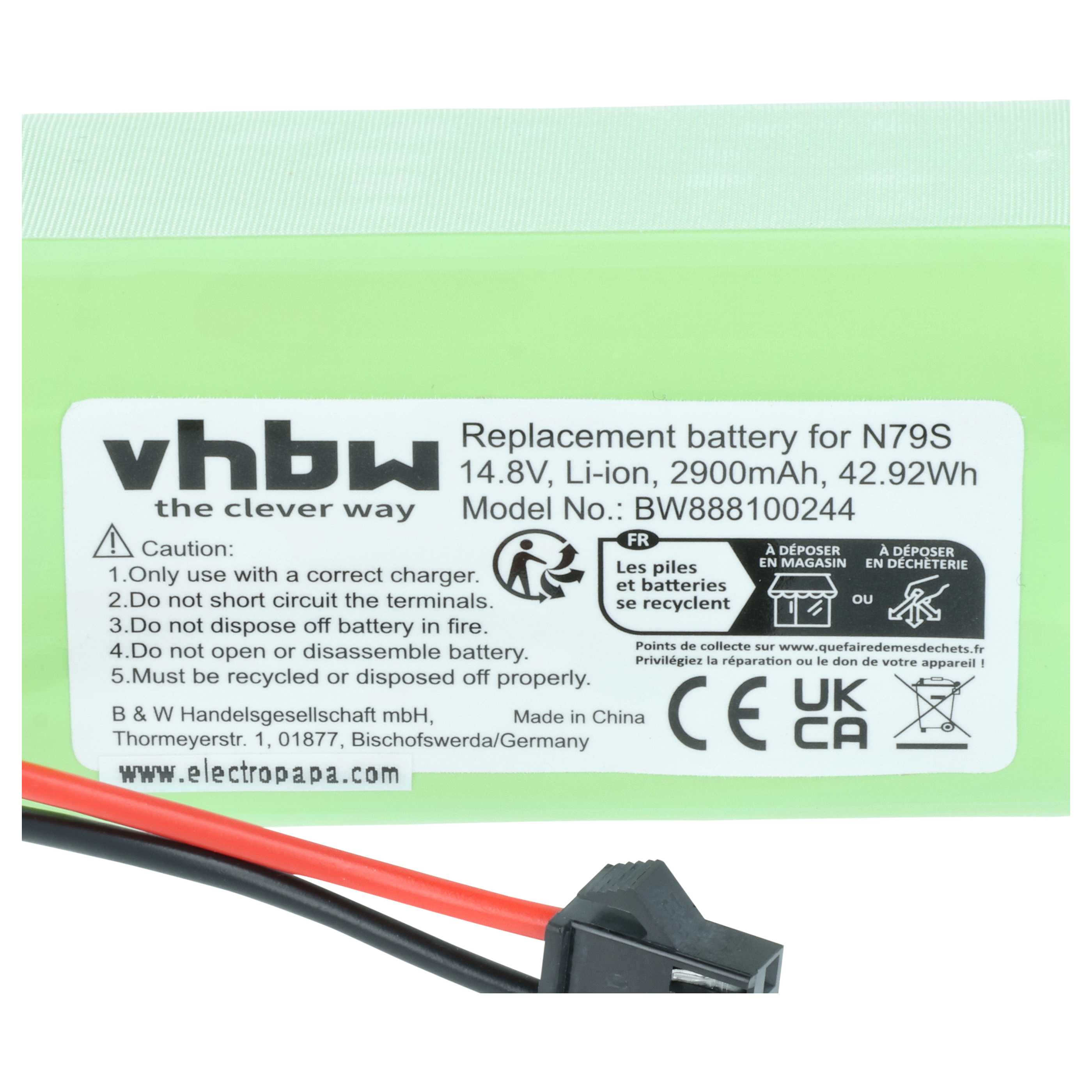 Grüne Batteriepack mit Warnhinweisen und technischen Daten, mit Kabeln.