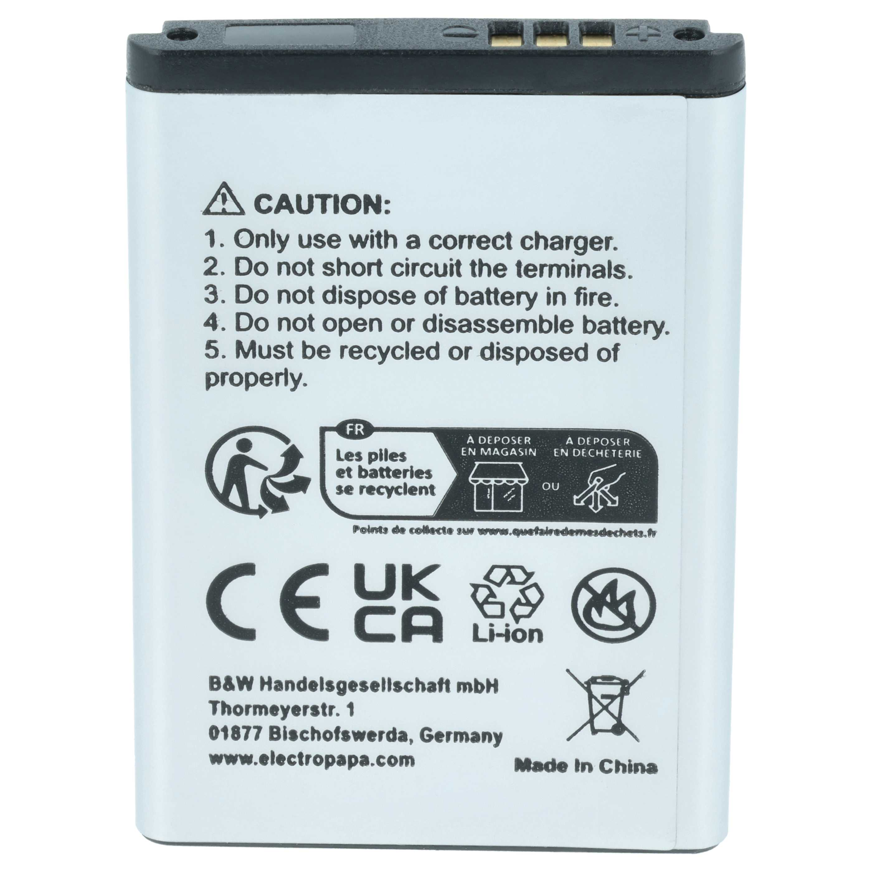 Weiße Batterie mit schwarzen Warnhinweisen und Symbolen. Oben steht 'CAUTION'.