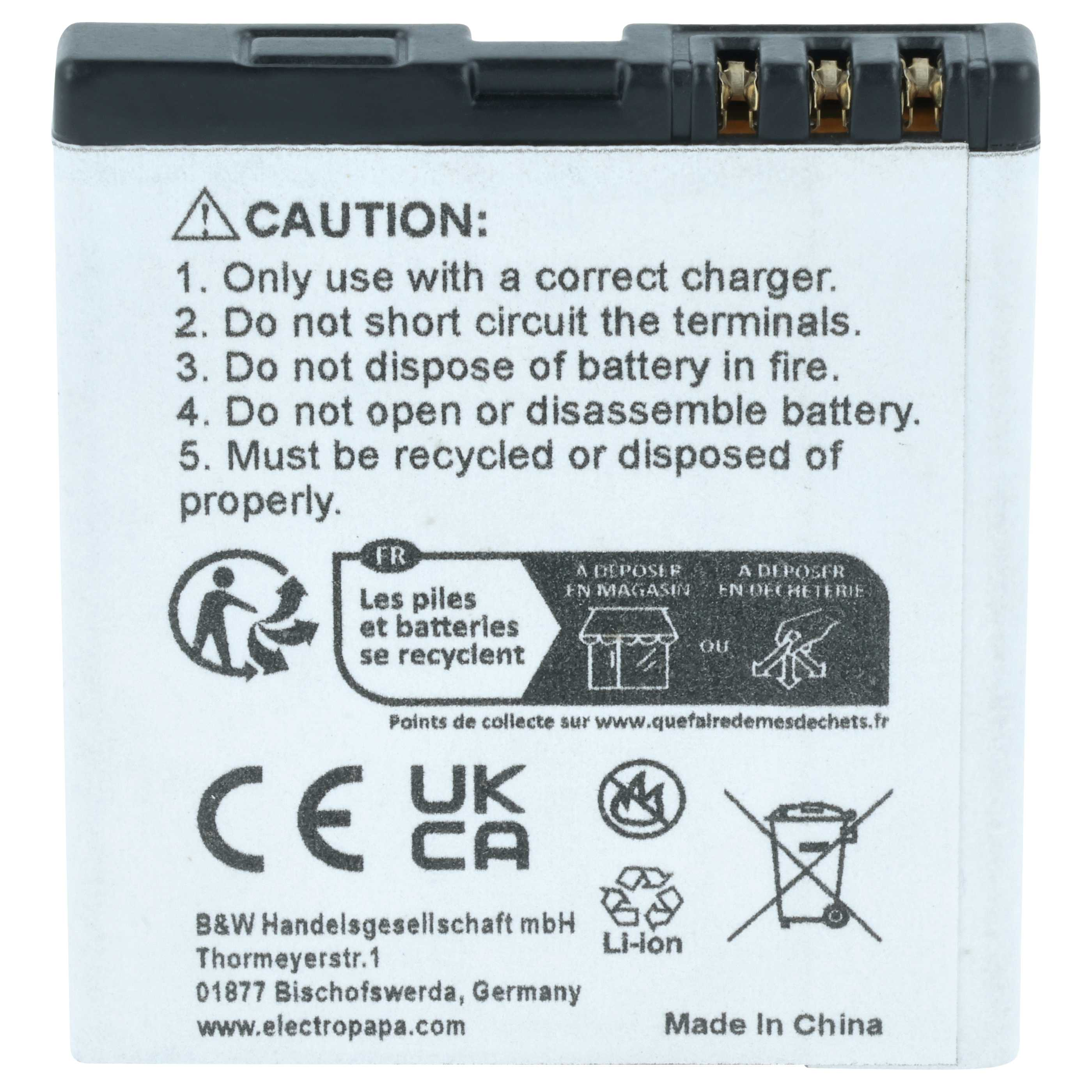 Ein Lithium-Ionen-Akku mit Warnhinweisen und Recycling-Symbolen, hergestellt in China.