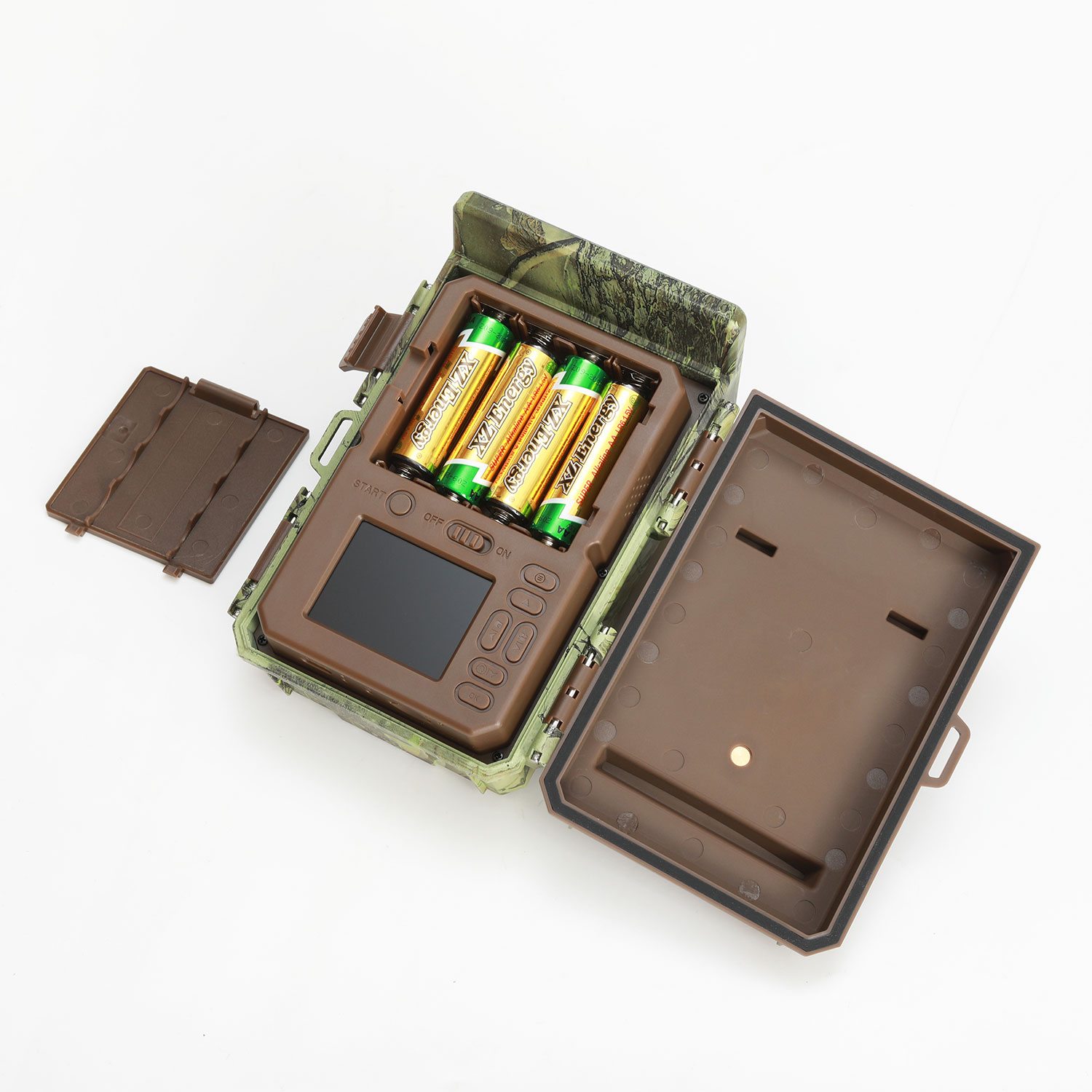 Wildkamera mit Batterien und offenem Fach auf weißem Hintergrund.