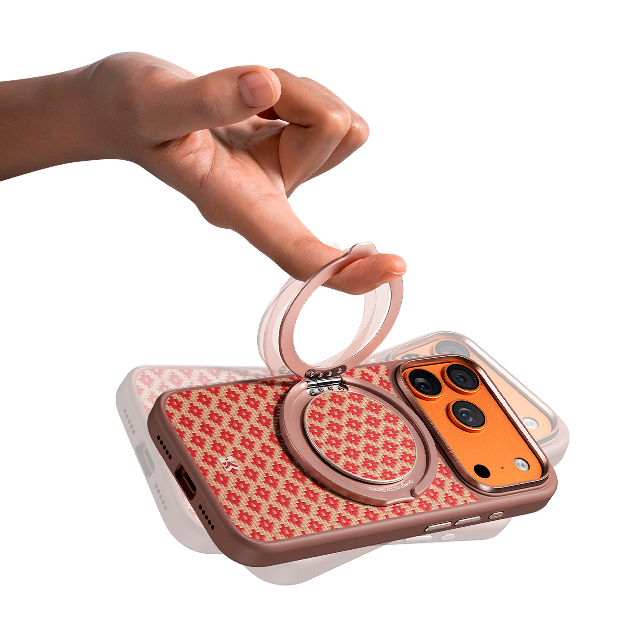 Una mano sostiene un teléfono con un patrón rojo y beige y un soporte de anillo.