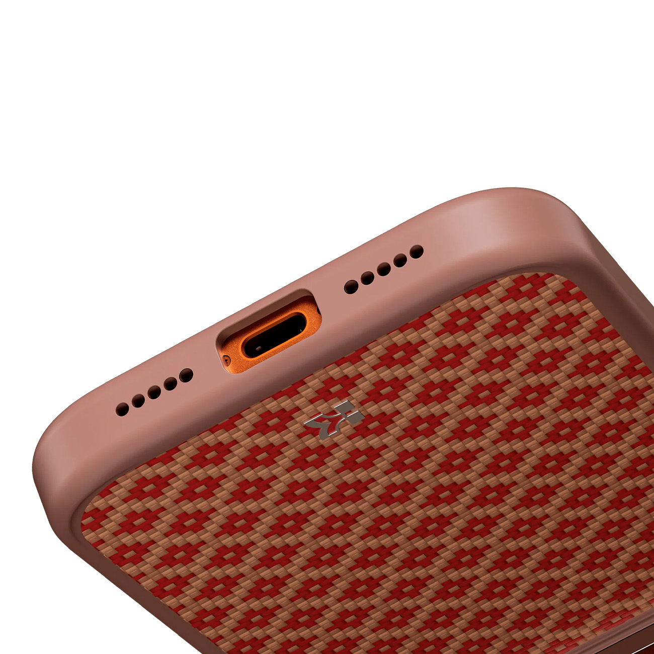 Primer plano de una funda de teléfono con patrón tejido rojo y marrón y puerto de carga.