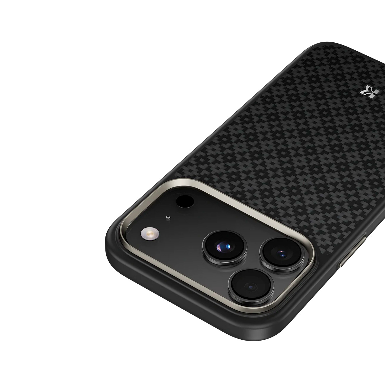 Funda de teléfono negra y gris con patrón de fibra de carbono y tres lentes.