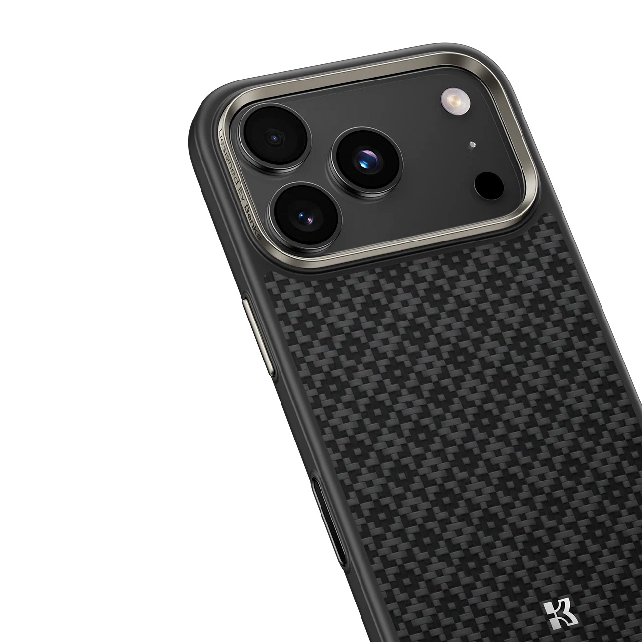 Funda de teléfono negra con patrón de carbono y tres lentes de cámara arriba.