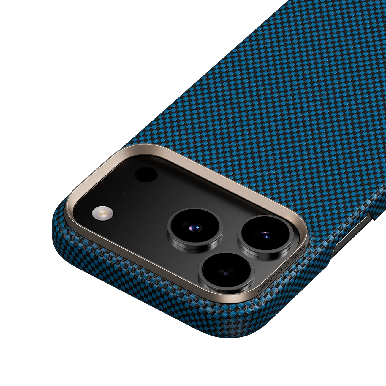 Una funda de teléfono a cuadros azules que cubre una lente de cámara.