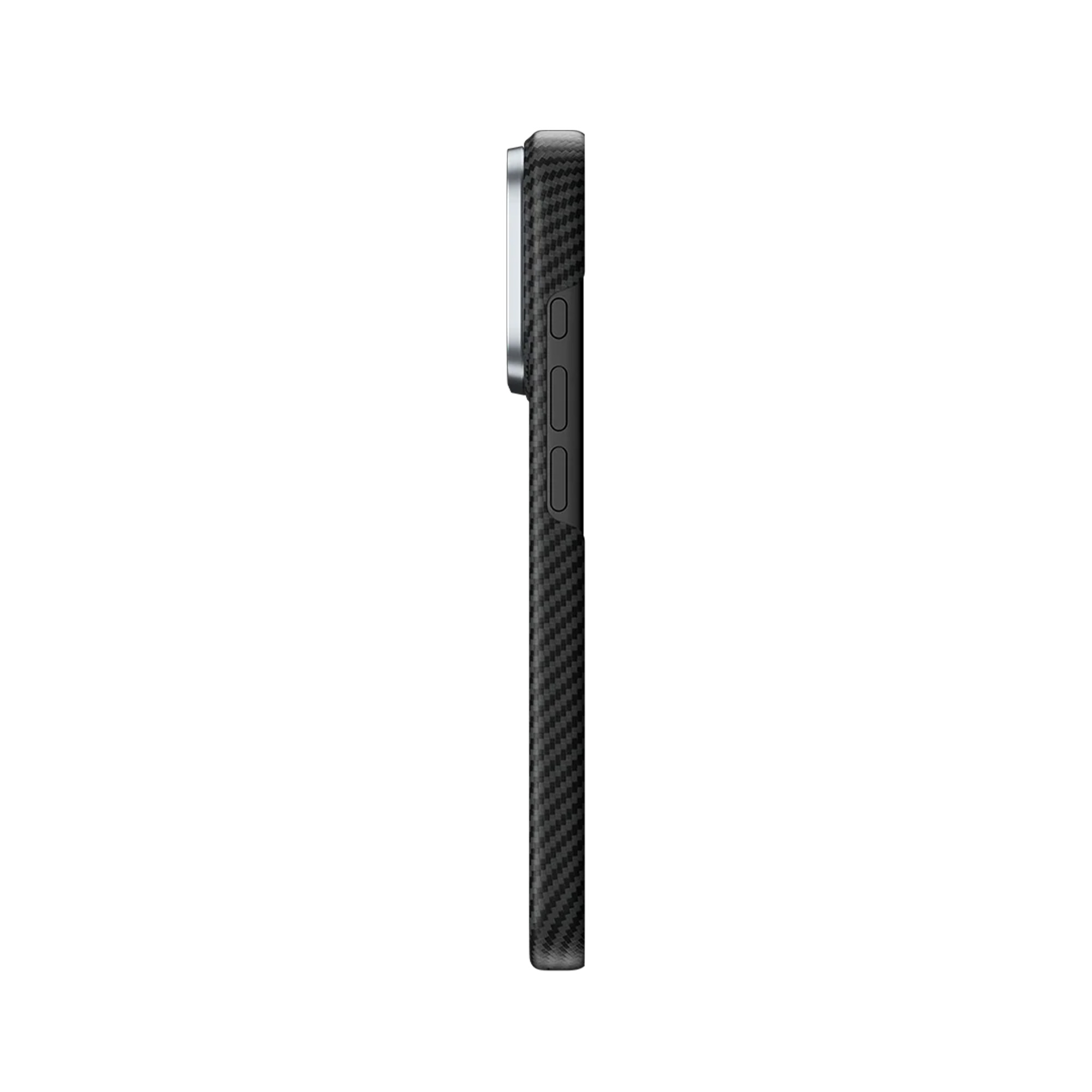 Funda de teléfono negra con patrón de carbono y lente de cámara plateada.