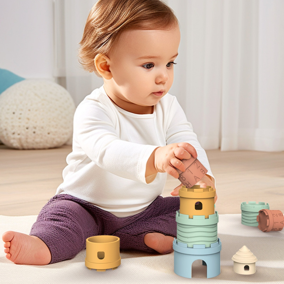 Ein Baby sitzt auf einem Teppich und stapelt bunte Spielzeug-Schlossbausteine. Andere Bausteine sind in der Nähe.