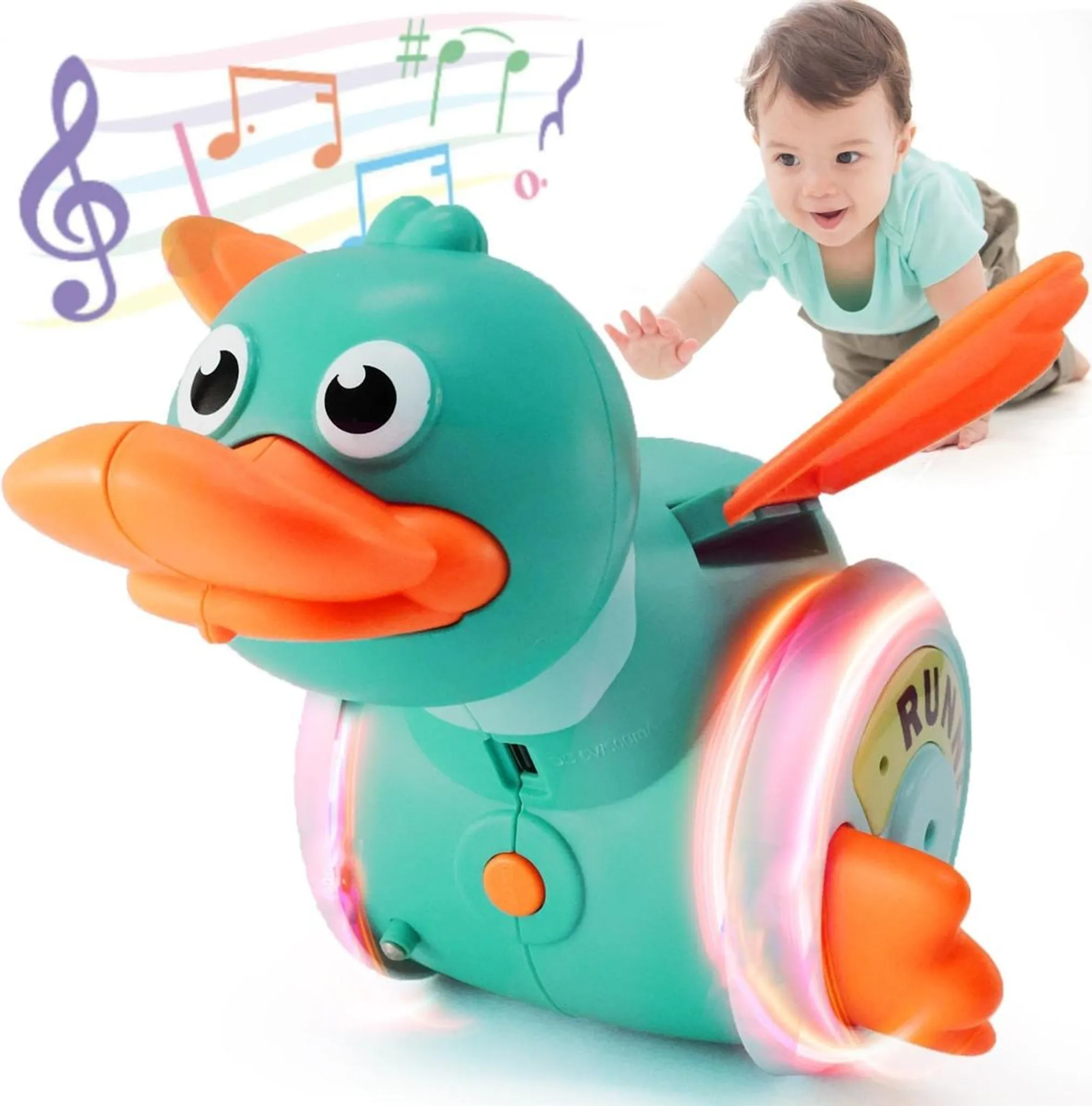 Ein grünes Entenspielzeug mit orangefarbenem Schnabel und Lichtern. Ein Baby krabbelt im Hintergrund.