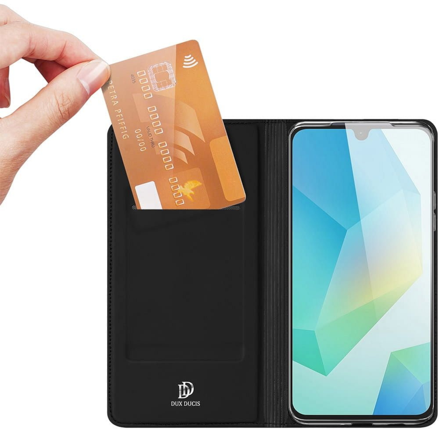 Eine Hand schiebt eine goldene Karte in eine schwarze Handyhülle neben einem Smartphone.