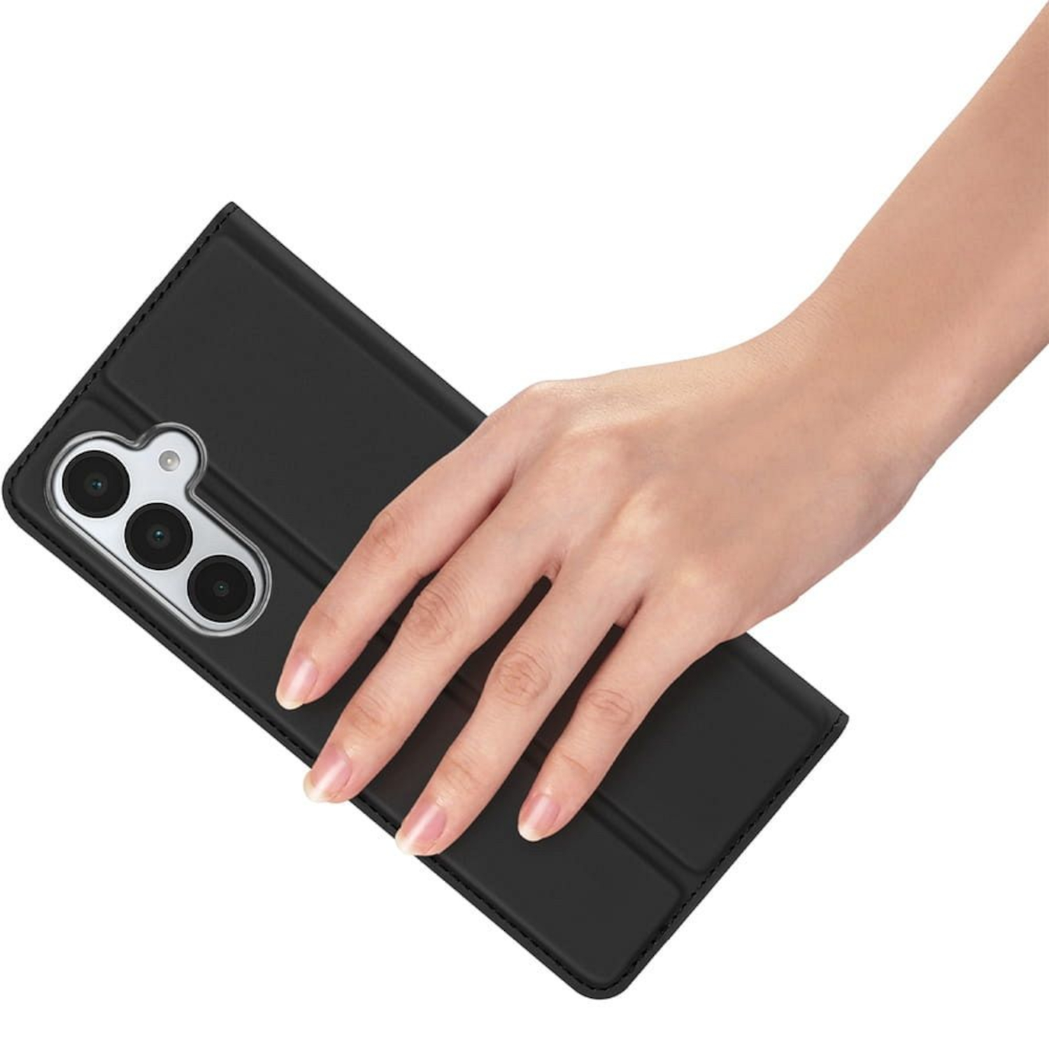 Eine Hand hält eine schwarze Handyhülle mit drei Kameralinsen.