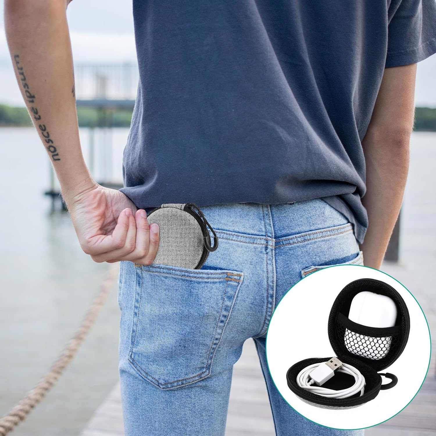 Grauer Stoffbeutel mit Reißverschluss, der in Jeans gesteckt wird. Daneben ist eine Tasche mit Maus und Kabel zu sehen.