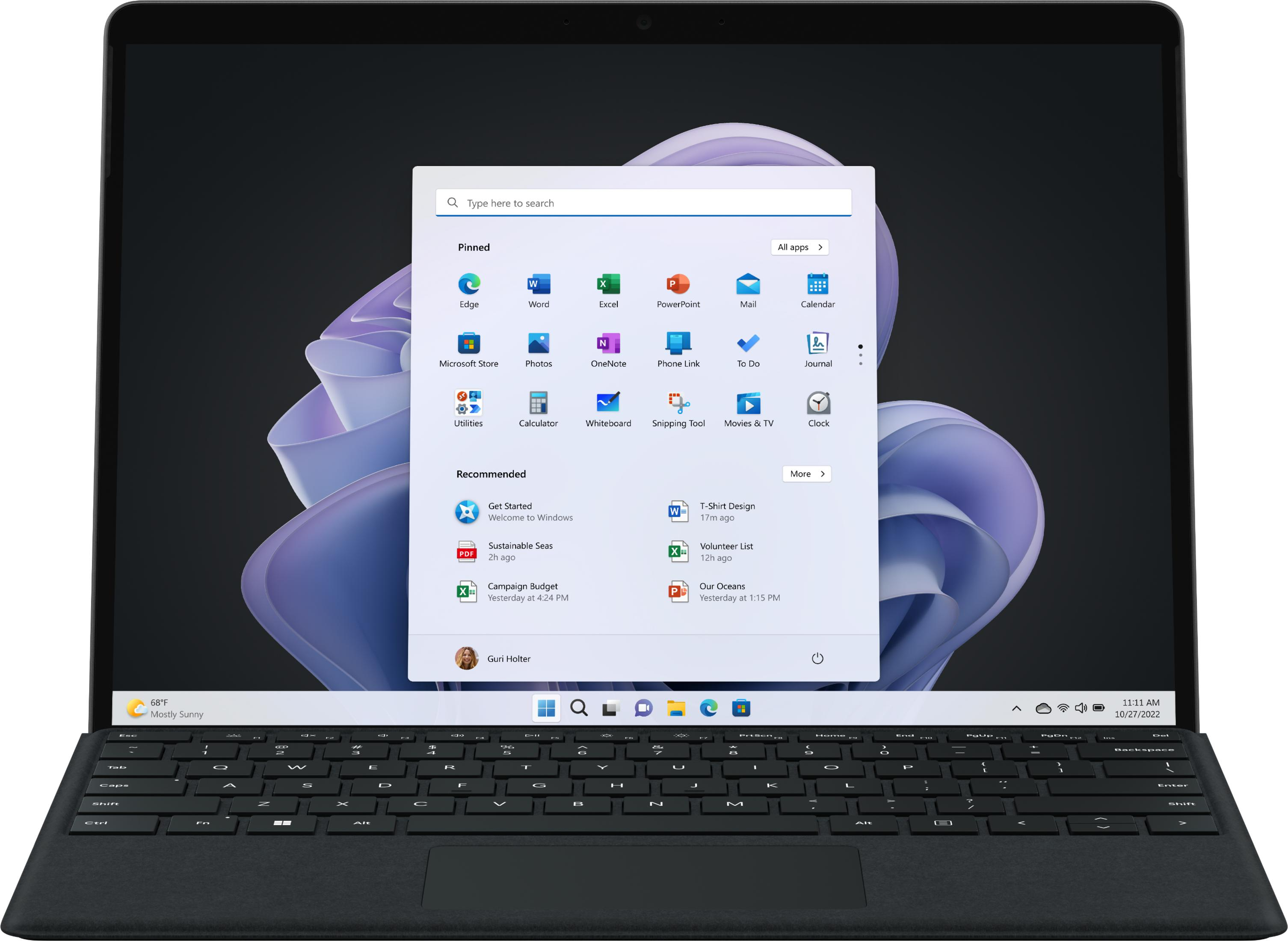 Un laptop che mostra il menu Start di Windows 11, app e meteo.