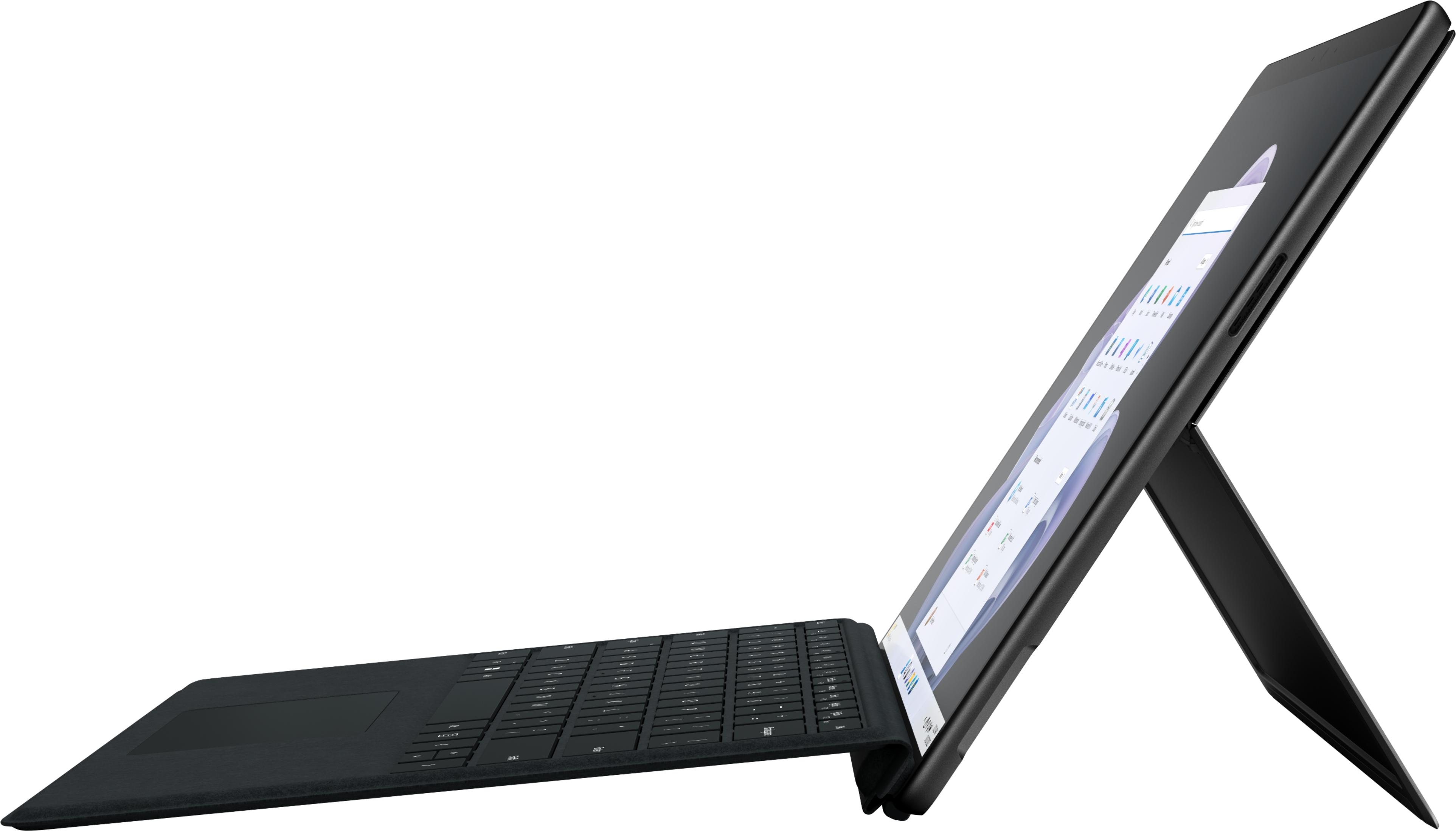 Un laptop 2 in 1 nero con tastiera e cavalletto è mostrato ad angolo su sfondo bianco.