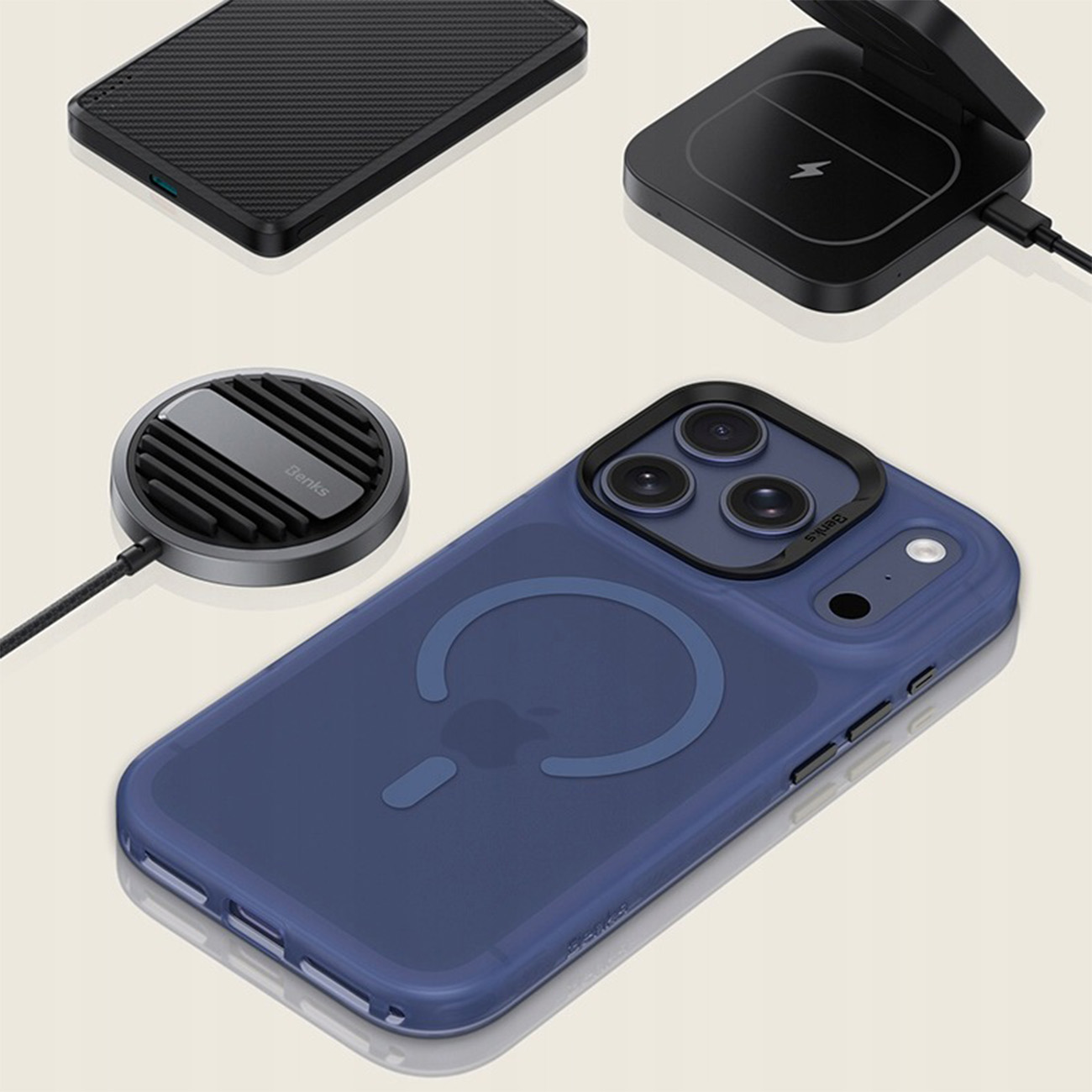 Un iPhone azul con funda MagSafe, junto a un adaptador y cable de carga.