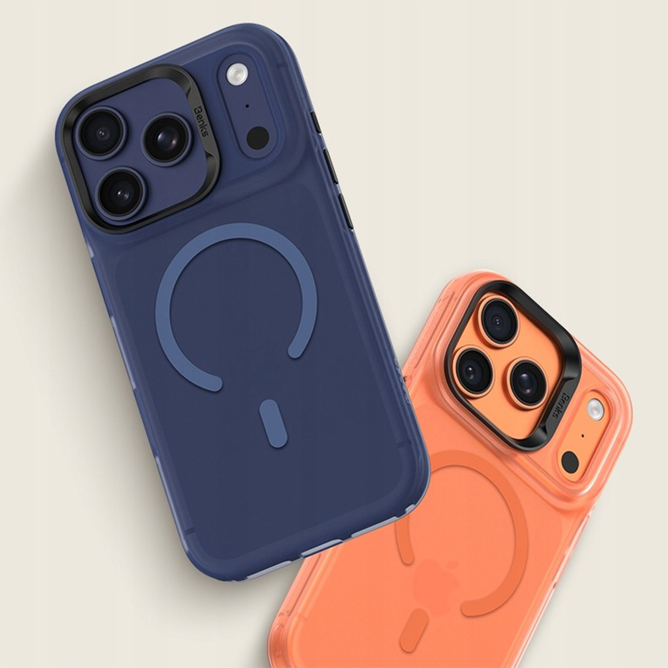 Dos fundas de teléfono, una azul marino, una naranja, con recortes de cámara y anillos magnéticos.
