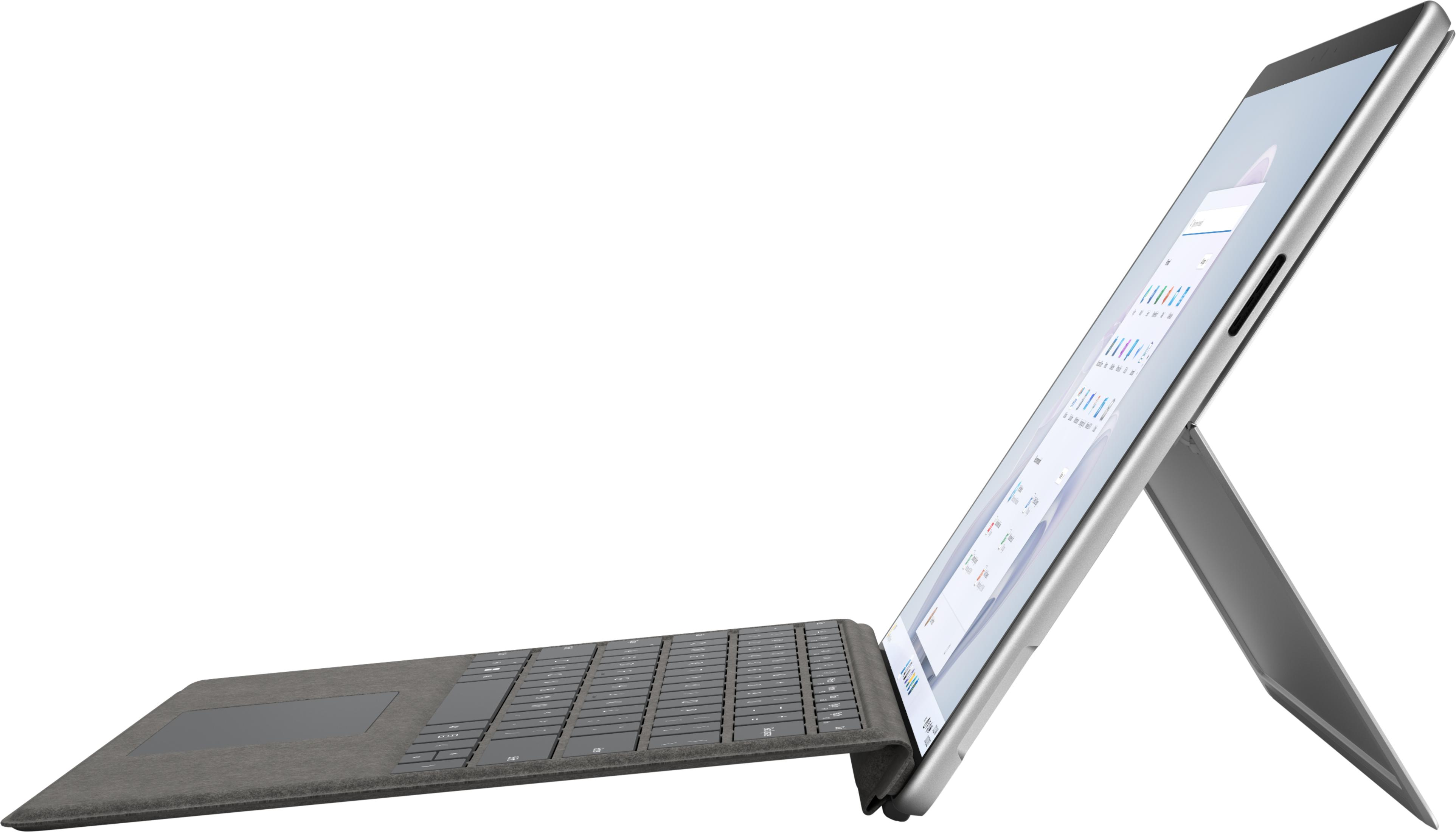 Ein silberner Laptop mit angehängter Tastatur, der auf einem weißen Hintergrund steht.