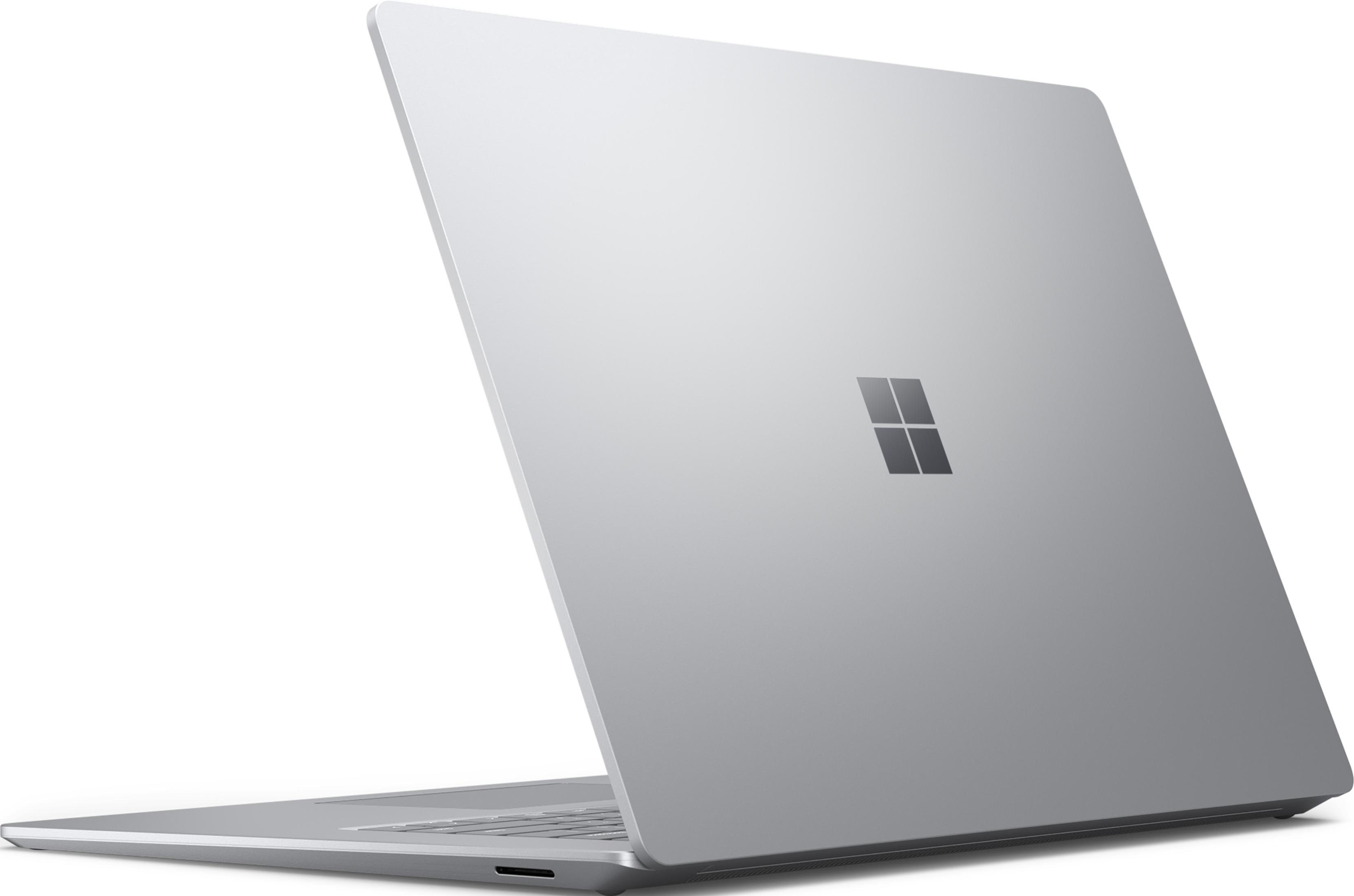 Ein silberner Laptop mit dem Microsoft-Logo auf dem Deckel, leicht geöffnet.