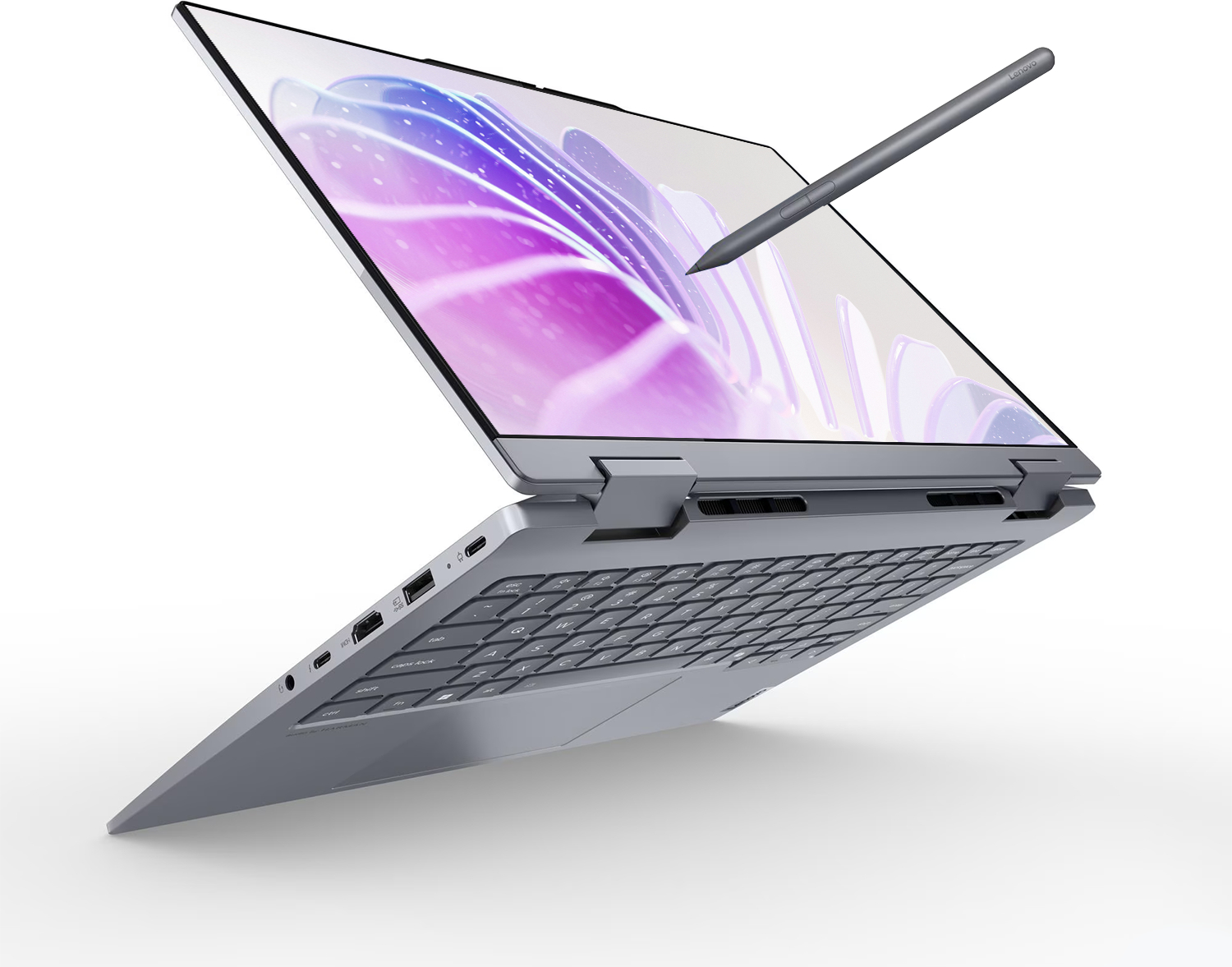 Gümüş renkli bir Lenovo dizüstü bilgisayar açık, ekranına bir kalem dokunuyor. Soyut sanat sergileniyor.
