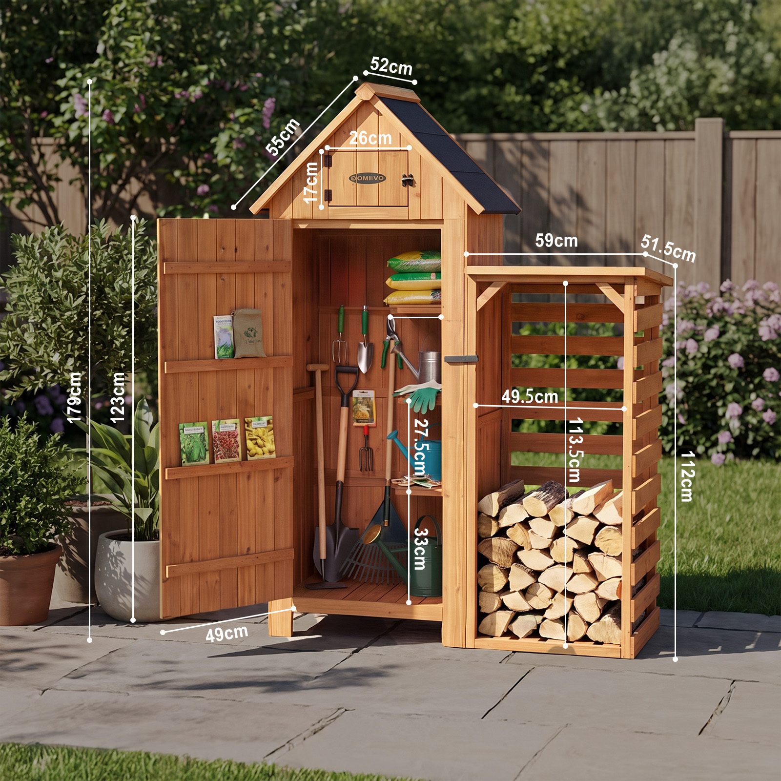 Holzschuppen mit Werkzeugen, Säcken und Brennholz im Garten