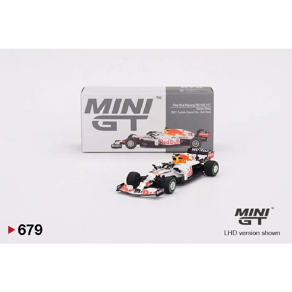 Red Bull RB16B F1 araba modeli, kırmızı ve mavi vurgulu beyaz, sergileniyor.