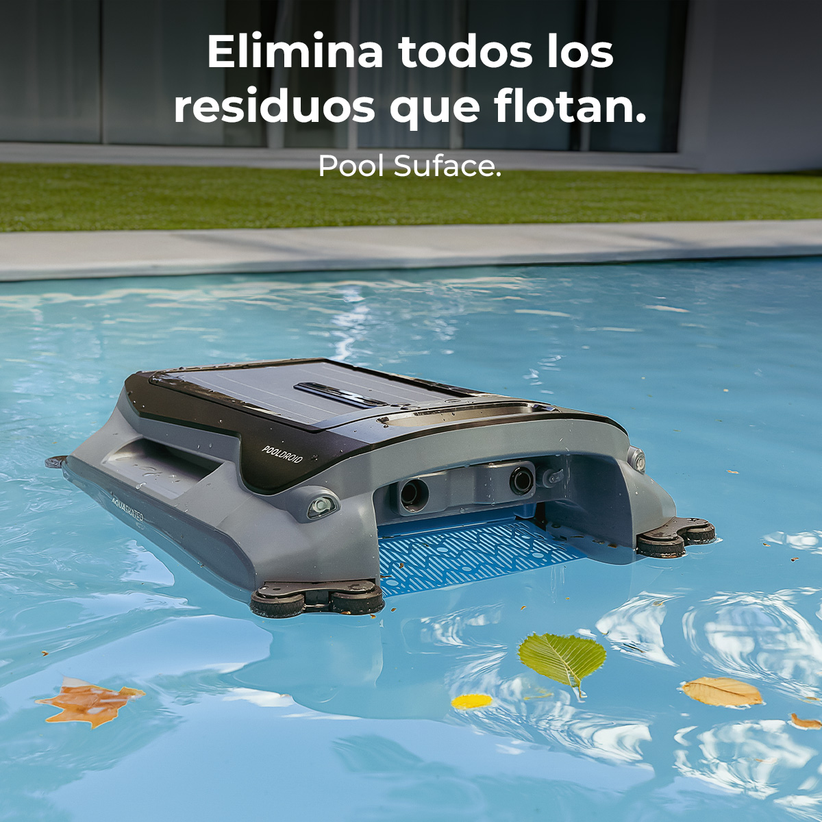 Un robot limpia piscinas flota en el agua recogiendo hojas.