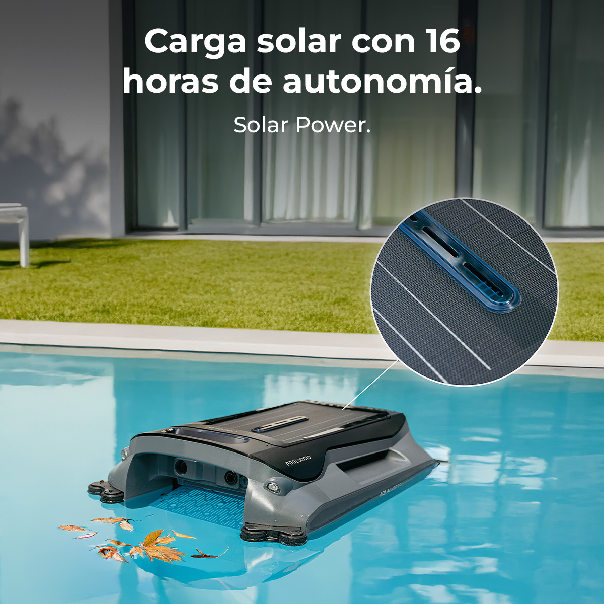 Un limpiador de piscina con panel solar flota en agua azul cerca de un césped y una casa.