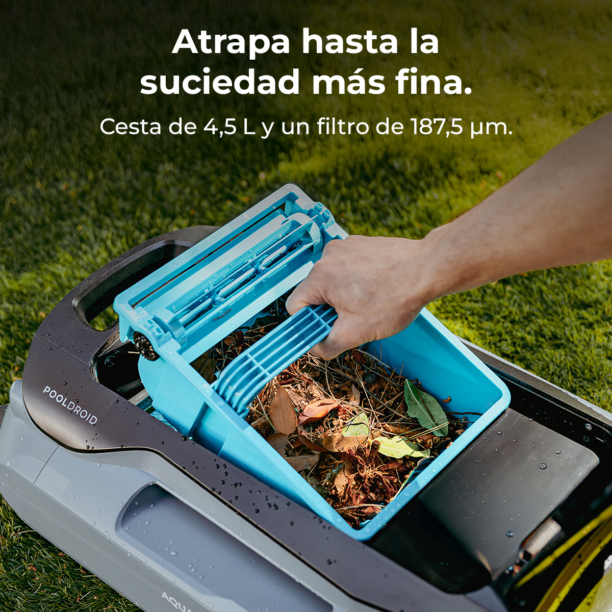 Un hombre retira un cesto azul lleno de hojas de un robot de piscina.